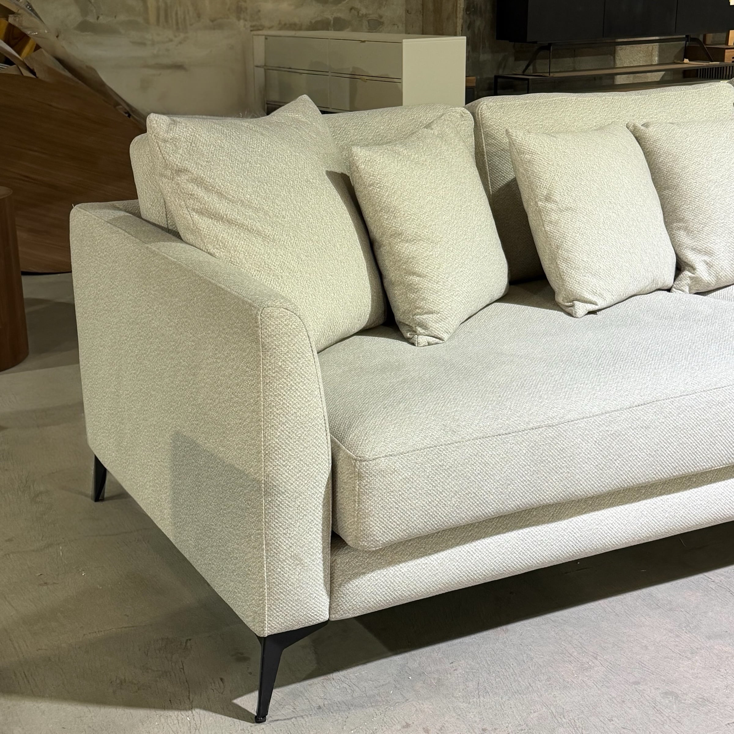 ספה מעוצבת דגם דולי 270/110 גוון שמנת - חיסול עודפים!! ספה מעוצבת דגם דולי 270/110 גוון שמנת - חיסול עודפים!!