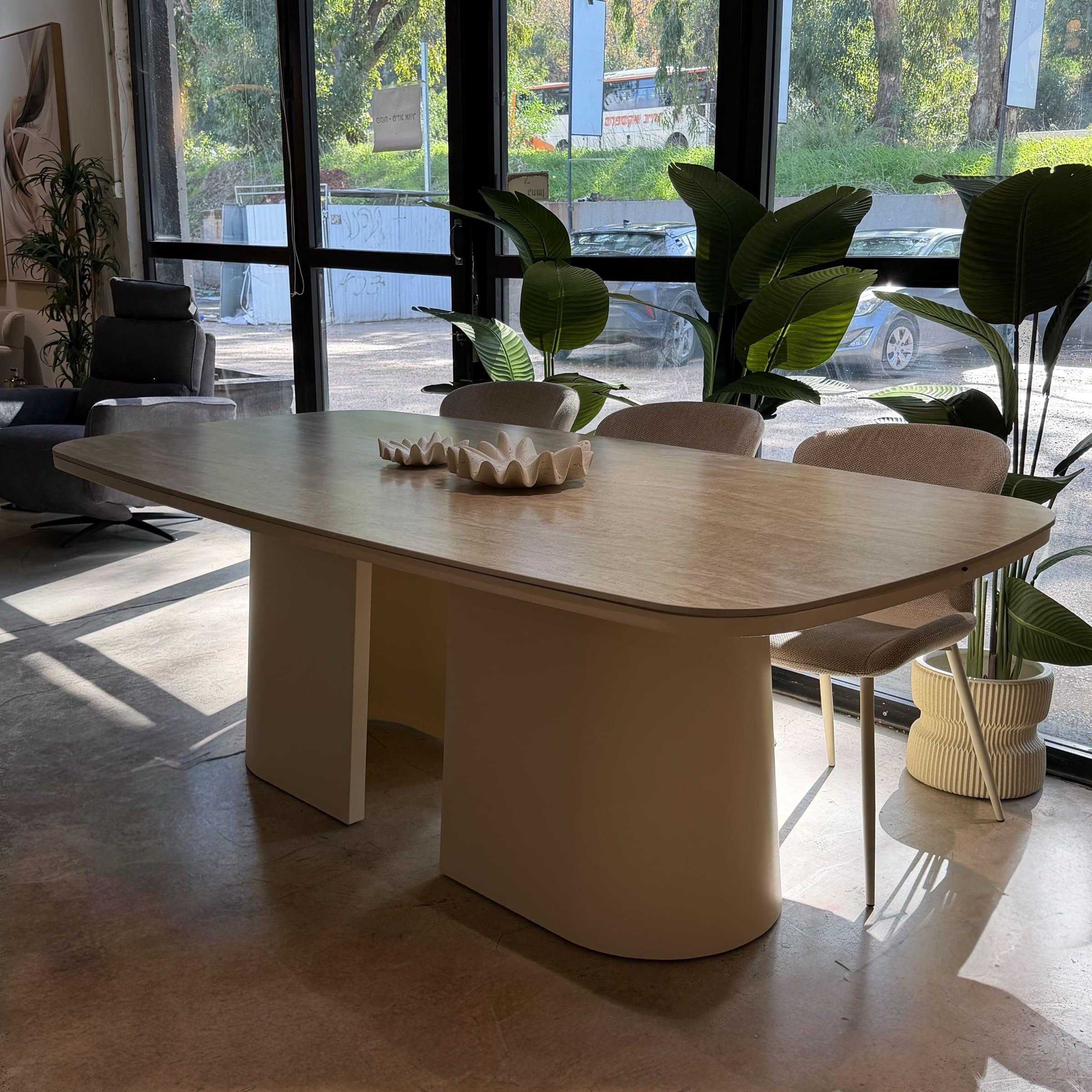 שולחן אוכל יוקרתי טרוורטין רגל שמנת דגם סופיטל