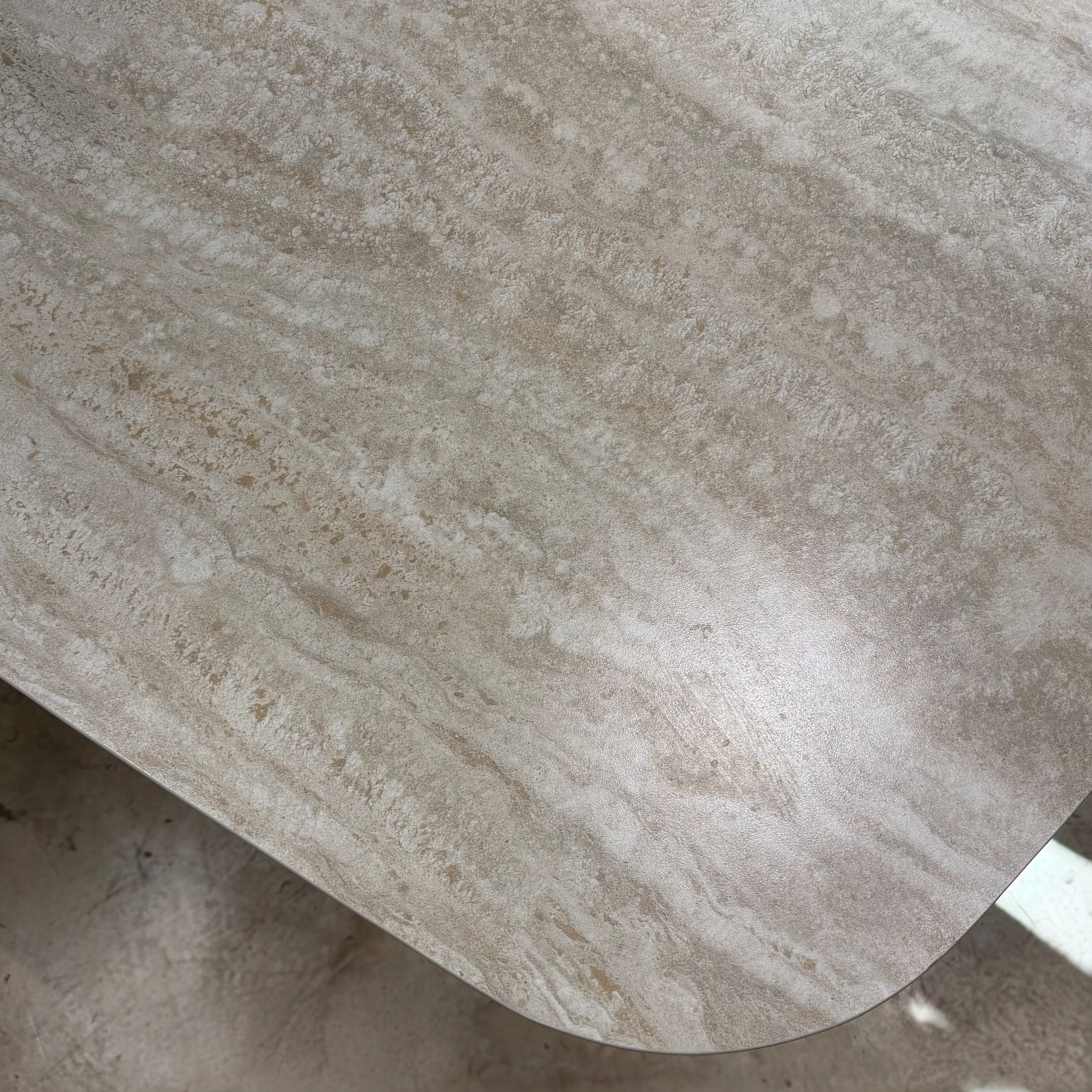 שולחן אוכל יוקרתי טרוורטין רגל שמנת דגם סופיטל