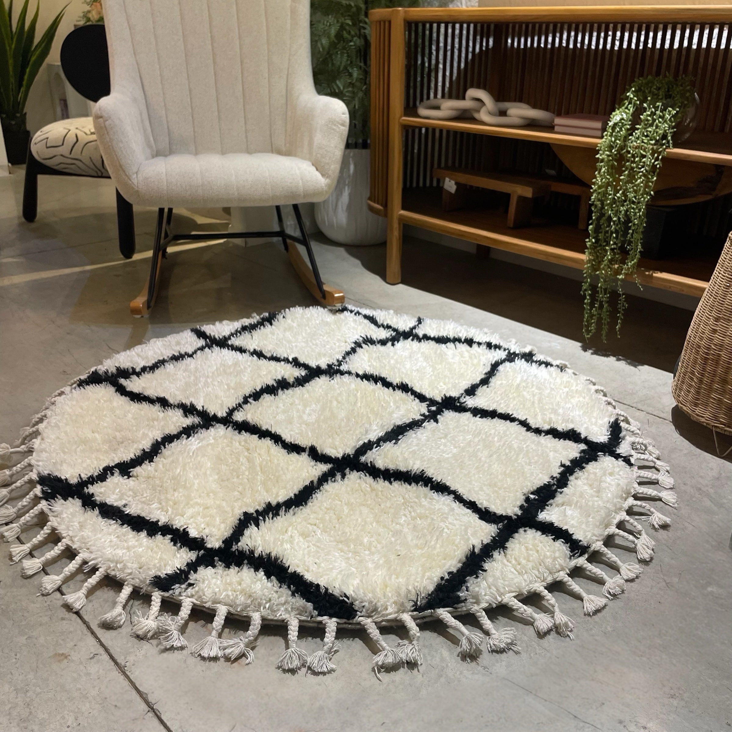 שטיח עגול מעוצב שמנת רשת שחורה קוטר 120 דגם מלי - חיסול! שטיח עגול מעוצב שמנת רשת שחורה קוטר 120 דגם מלי - חיסול!