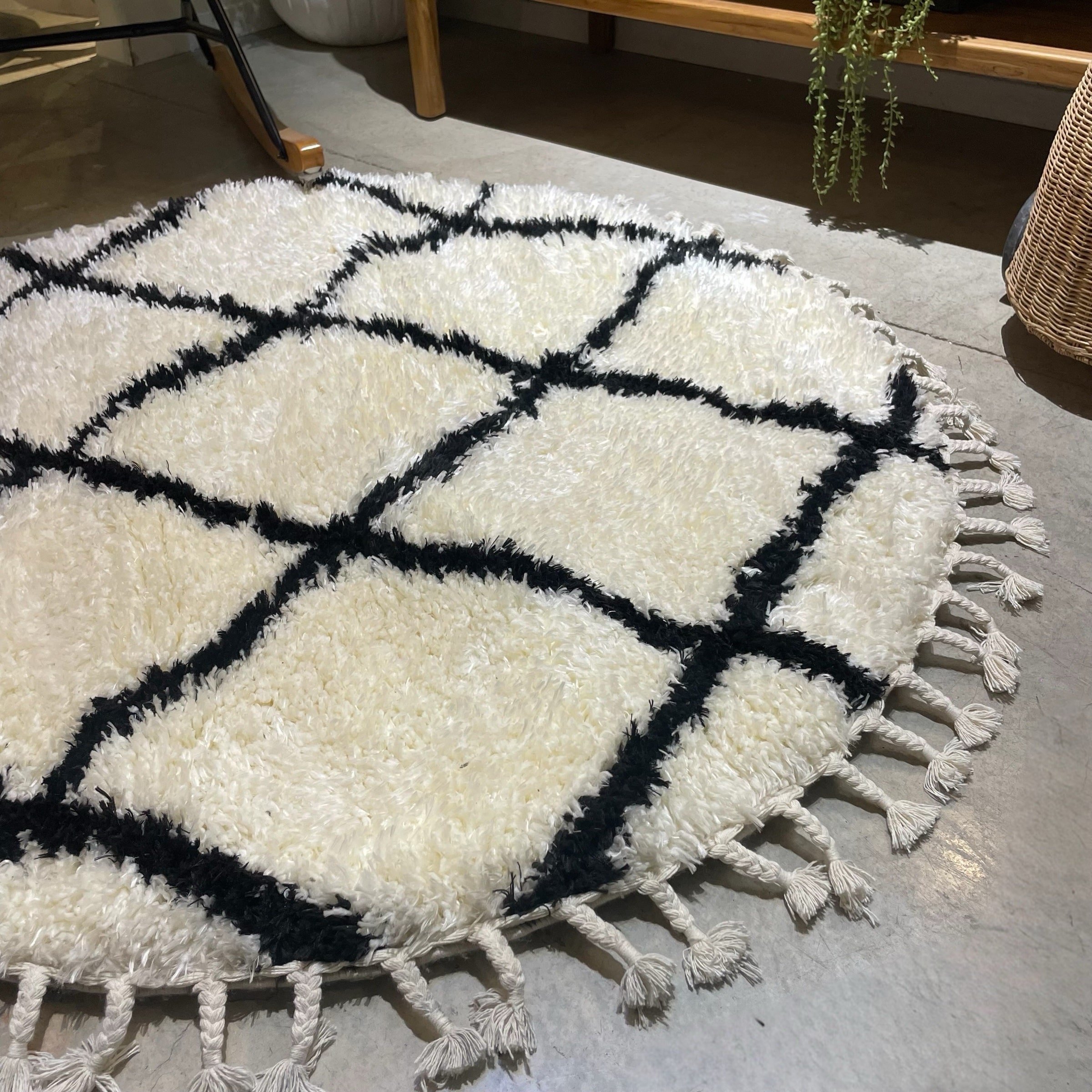 שטיח עגול מעוצב שמנת רשת שחורה קוטר 120 דגם מלי - חיסול! שטיח עגול מעוצב שמנת רשת שחורה קוטר 120 דגם מלי - חיסול!