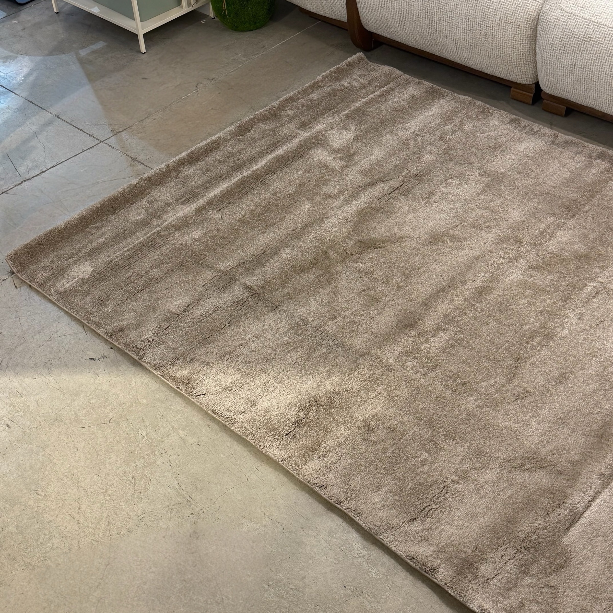 שטיח יוקרתי בגוון בז 160/230 דגם פארמה