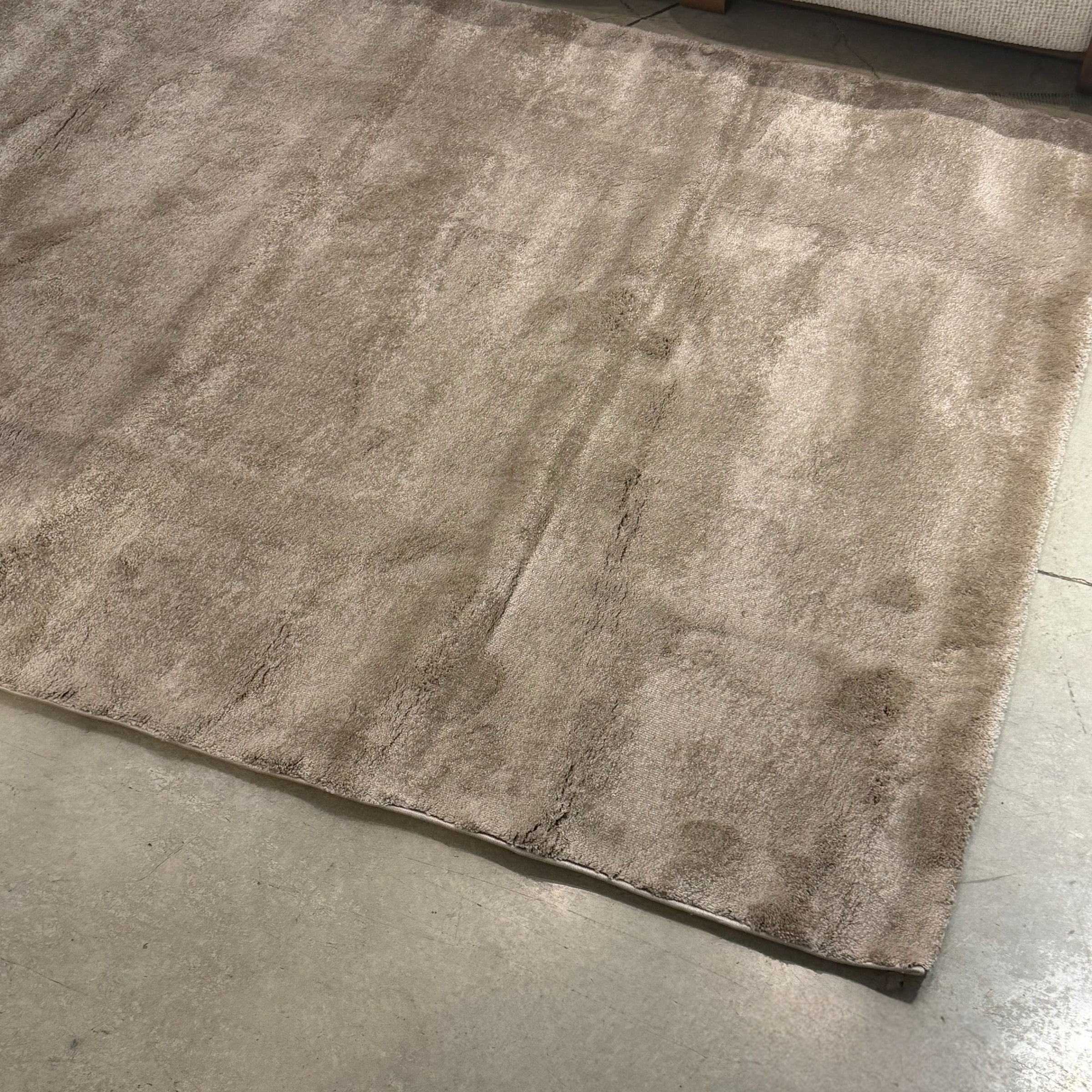 שטיח יוקרתי בגוון בז 160/230 דגם פארמה