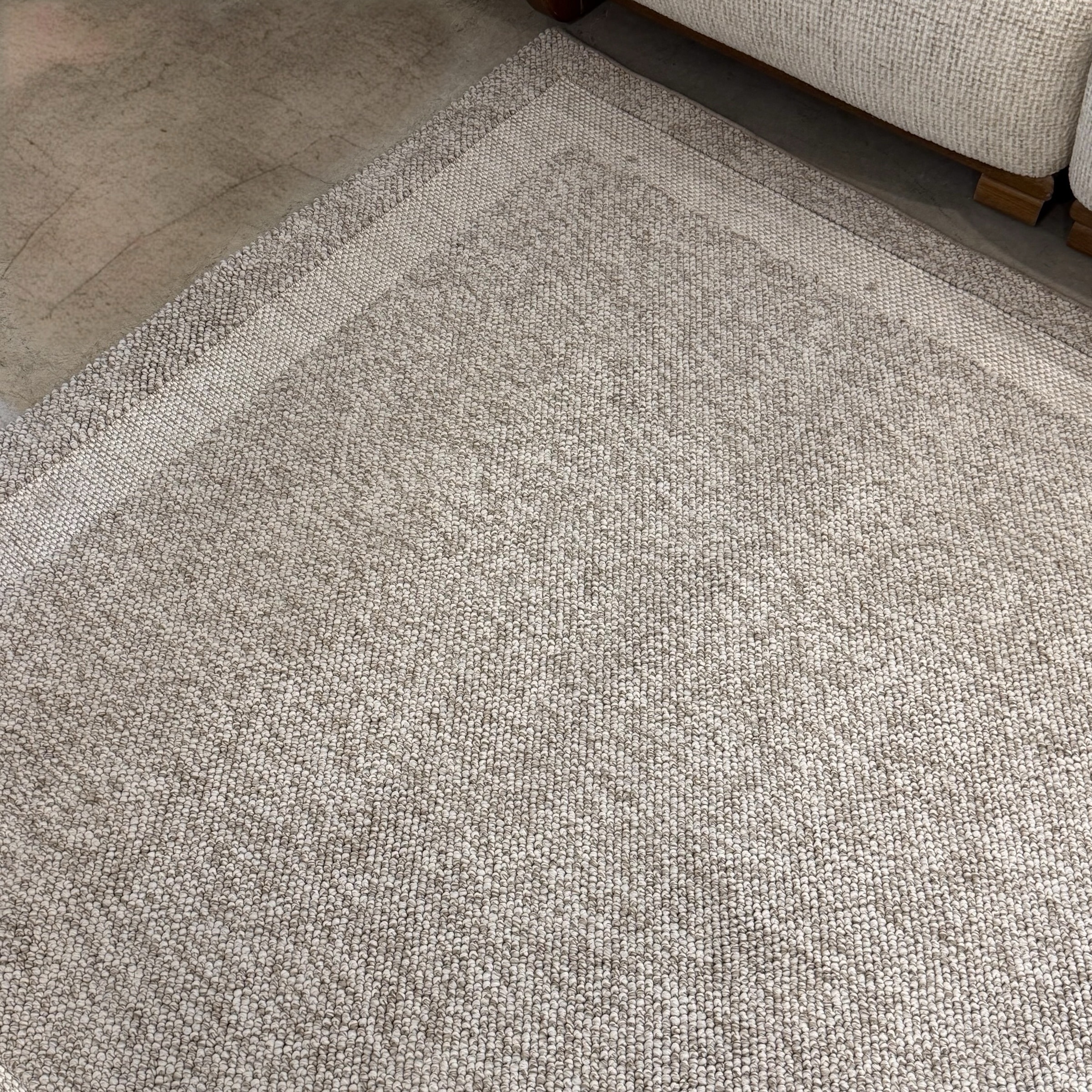 שטיח מעוצב שמנת בז דוטס מסגרת דגם קליפורניה שטיח מעוצב שמנת בז דוטס מסגרת דגם קליפורניה