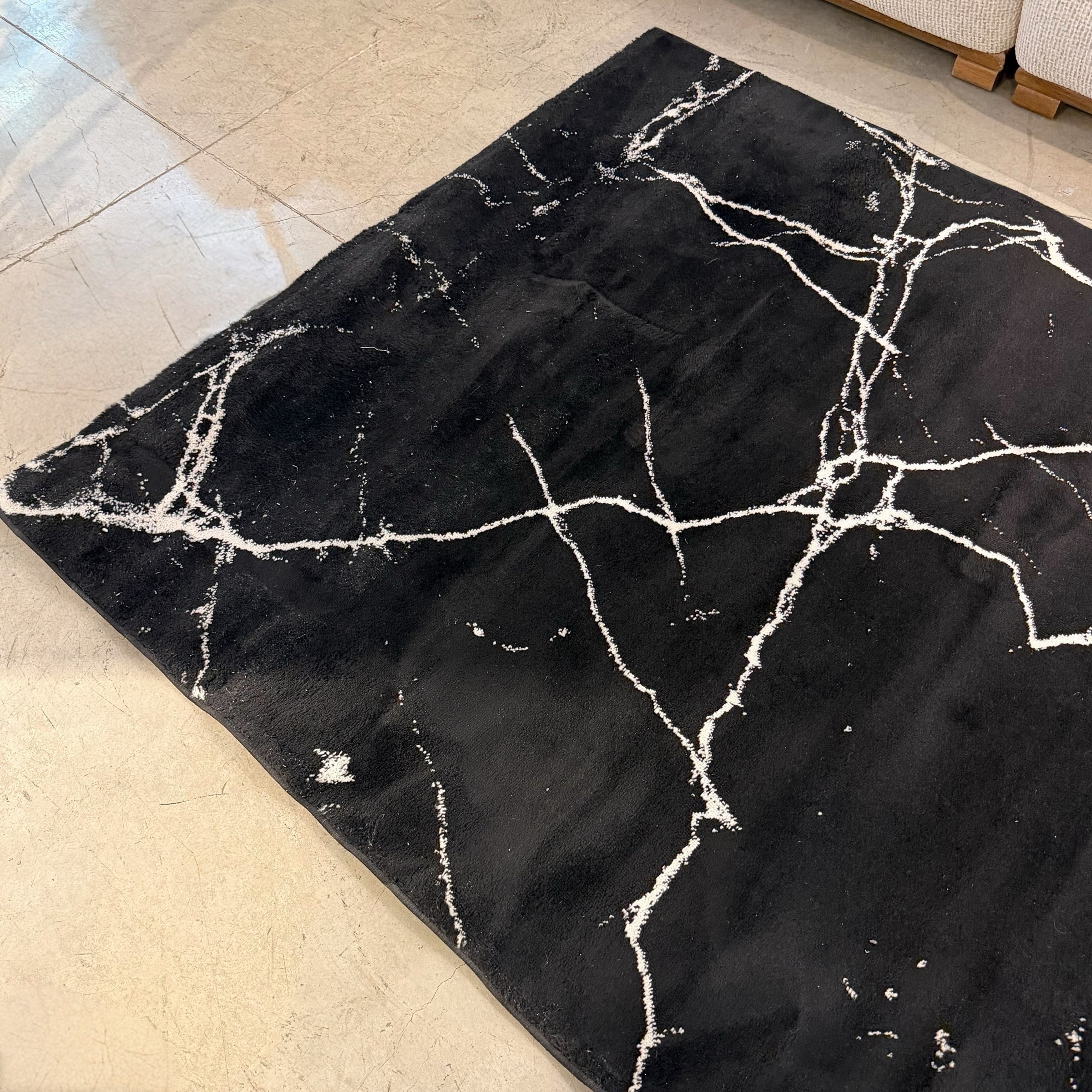 שטיח מעוצב שחור לבן 160/230 דגם ריי - חיסול! שטיח מעוצב שחור לבן 160/230 דגם ריי - חיסול!