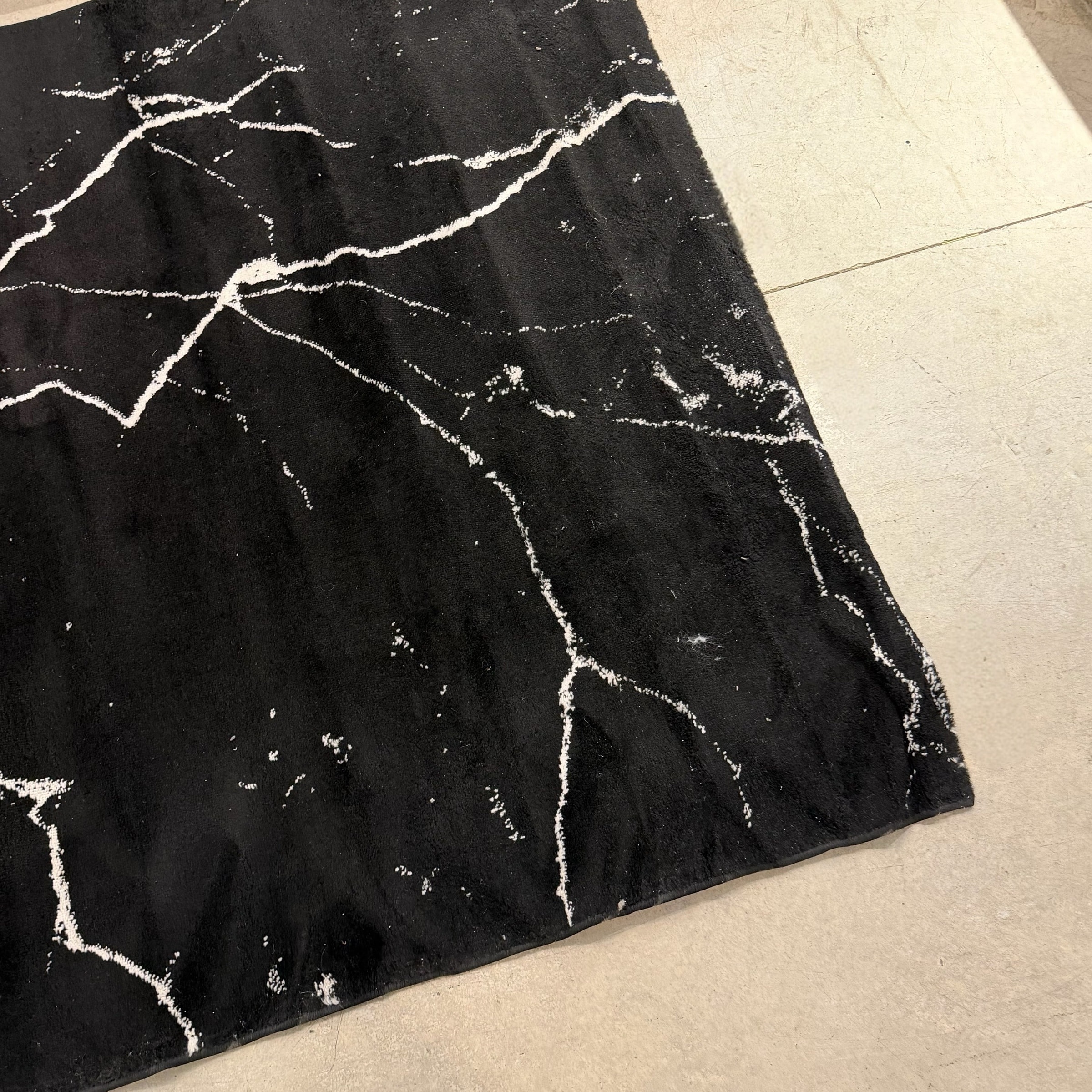 שטיח מעוצב שחור לבן 160/230 דגם ריי - חיסול! שטיח מעוצב שחור לבן 160/230 דגם ריי - חיסול!