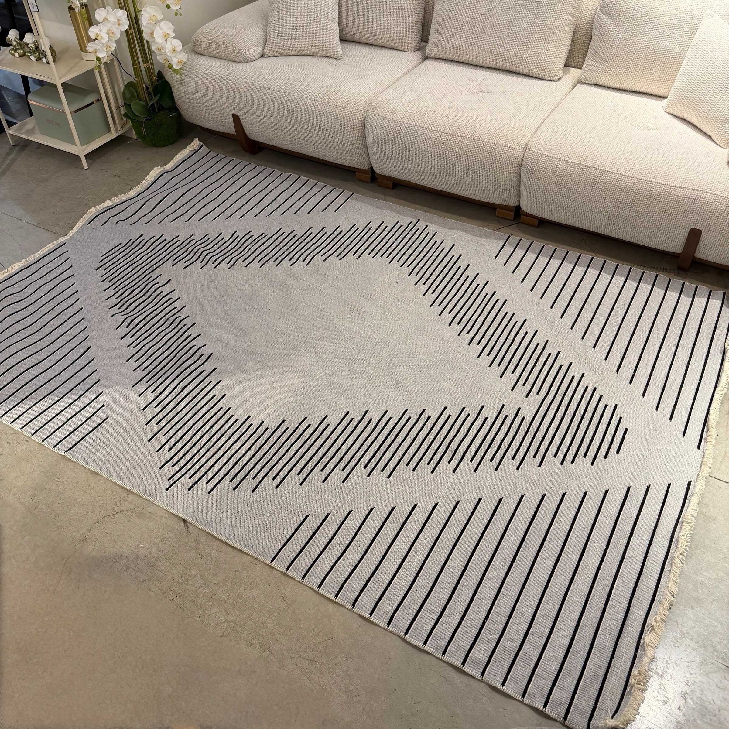 שטיח מעוצב דו צדדי אפור שחור 200/290 דגם אוראנוס שטיח מעוצב דו צדדי אפור שחור 200/290 דגם אוראנוס