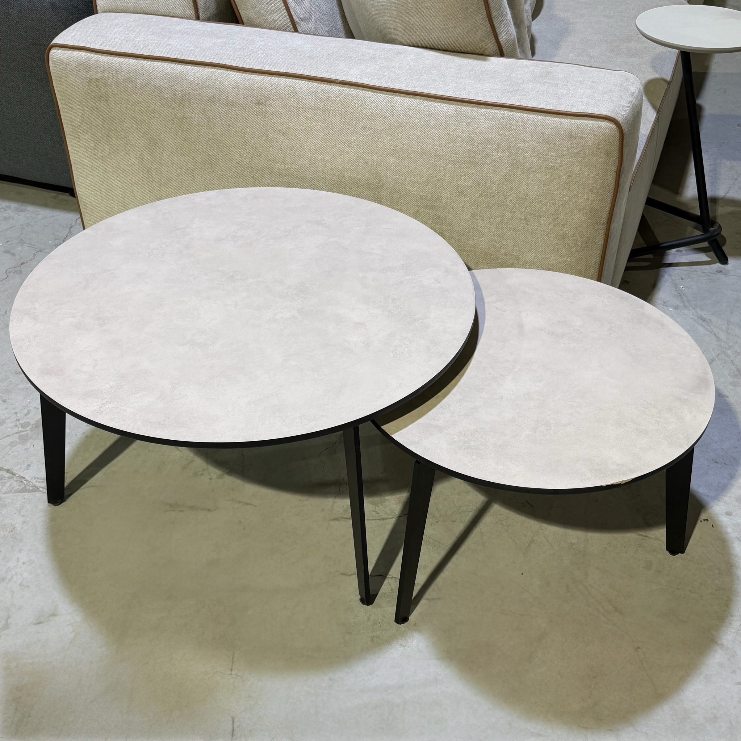 סט שולחנות סלון עגולים רגלי סיכה גוון אבן אפרפר - חיסול עודפים!!