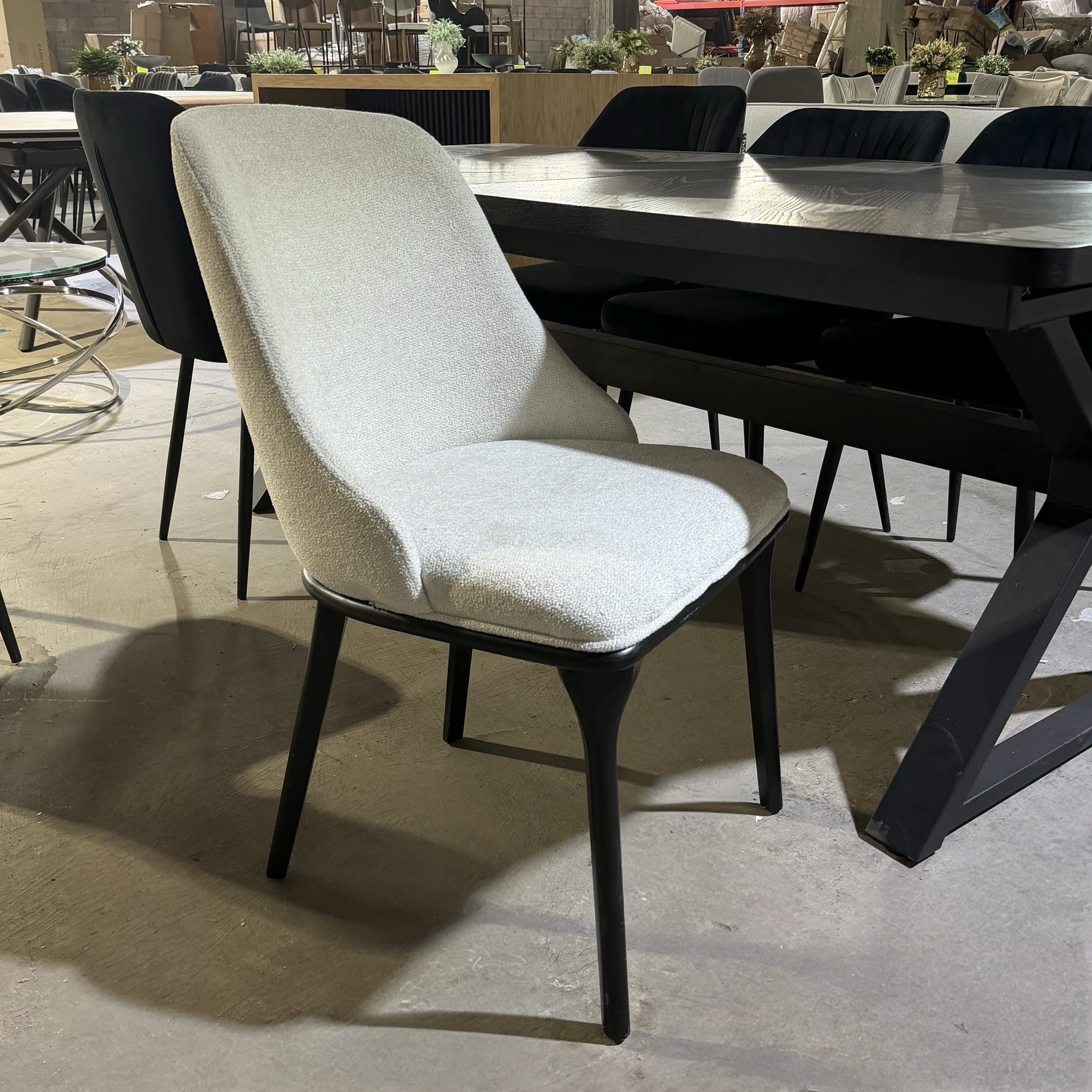 כיסא מעוצב דגם אסיה בד שמנת רגל שחורה - חיסול עודפים!! כיסא מעוצב דגם אסיה בד שמנת רגל שחורה - חיסול עודפים!!