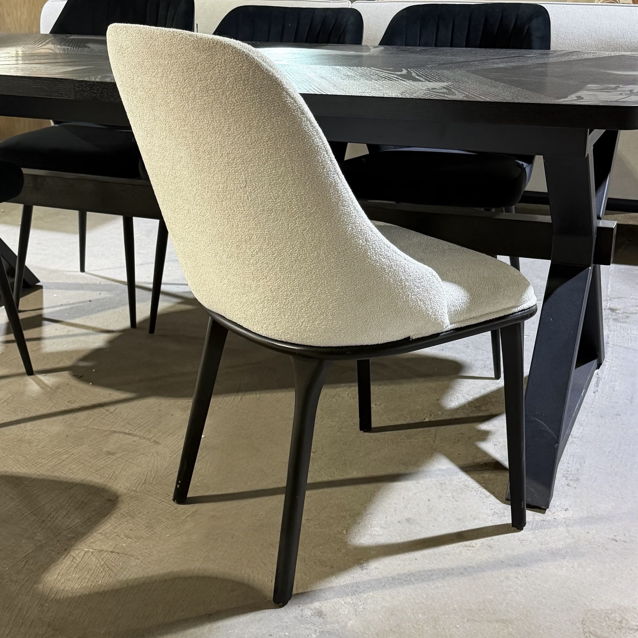 כיסא מעוצב דגם אסיה בד שמנת רגל שחורה - חיסול עודפים!! כיסא מעוצב דגם אסיה בד שמנת רגל שחורה - חיסול עודפים!!