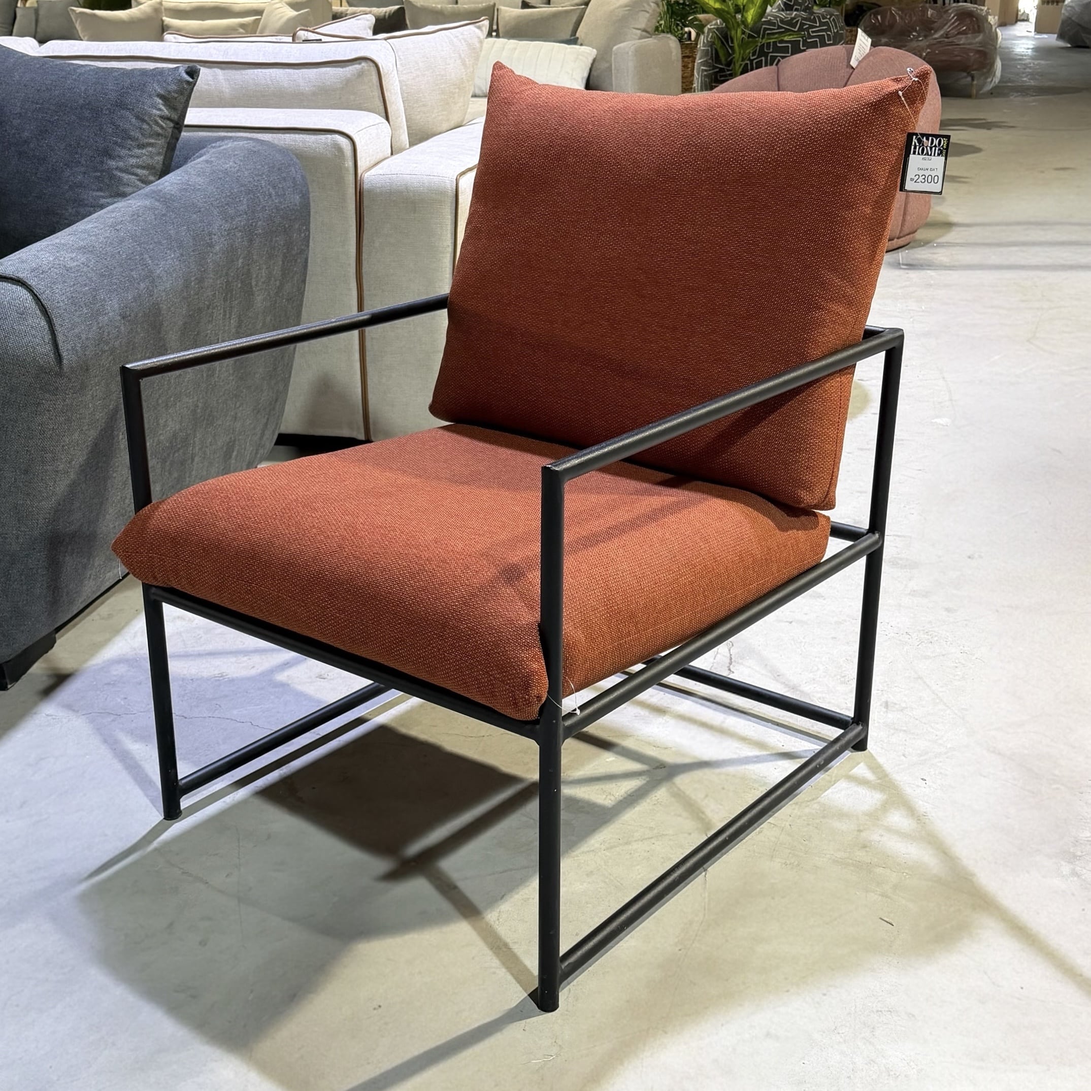 כורסא מעוצבת דגם אנגוס בד כתום / חמרה רגל מתכת שחורה - עודפים!!