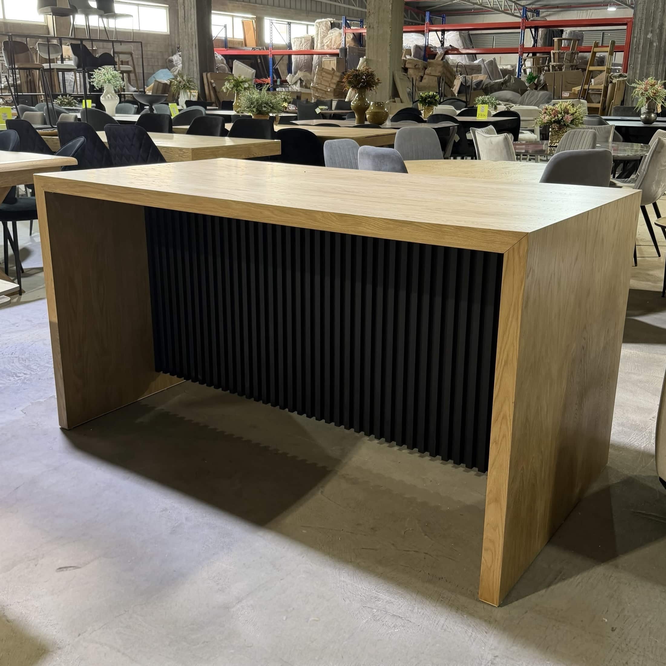 אי מטבח יוקרתי אלון בשילוב מחיצה פסים שחור - חיסול עודפים!!