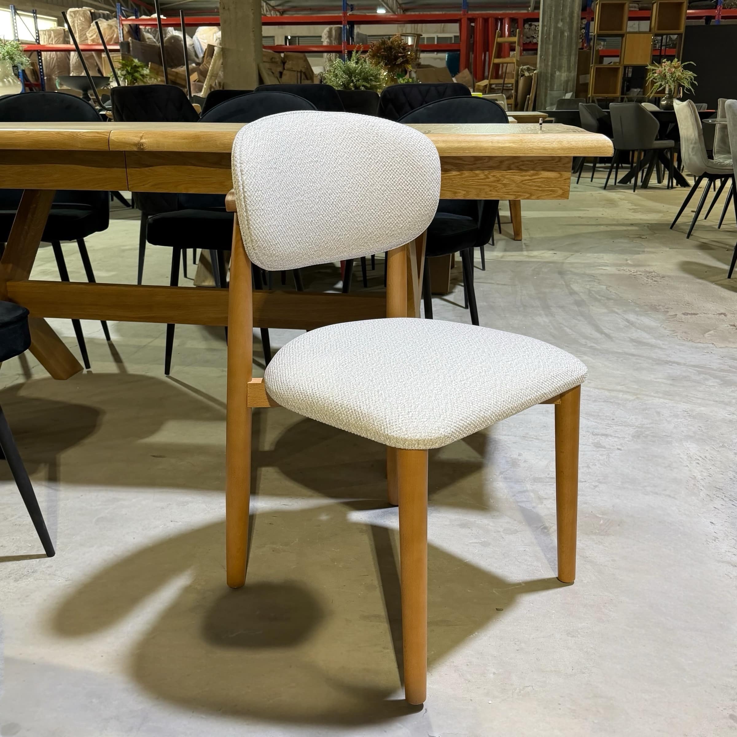 כיסא יוקרתי דגם קאלי בד אבן | שמנת רגל גוון אלון טבעי - חיסול עודפים!