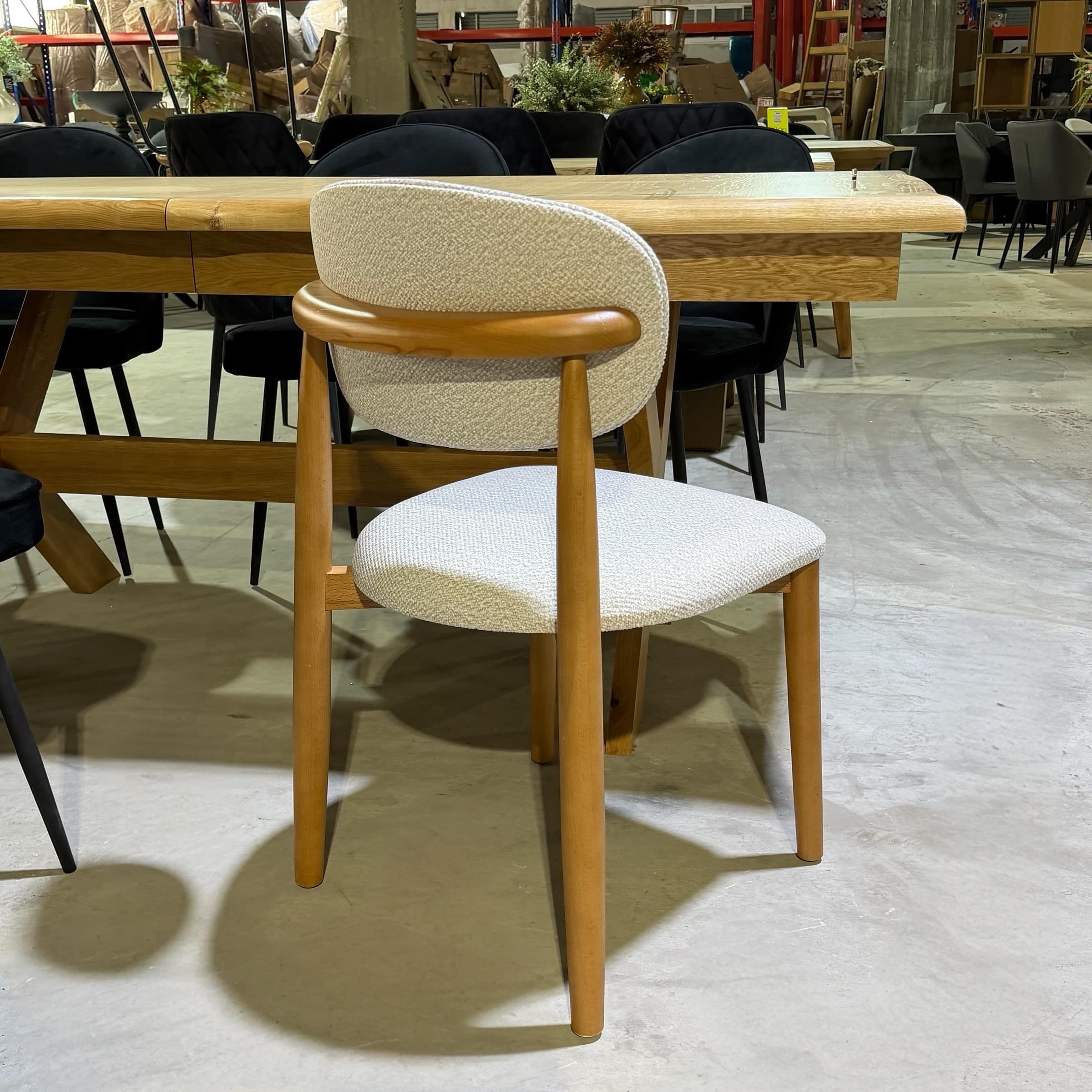 כיסא יוקרתי דגם קאלי בד אבן | שמנת רגל גוון אלון טבעי - חיסול עודפים!