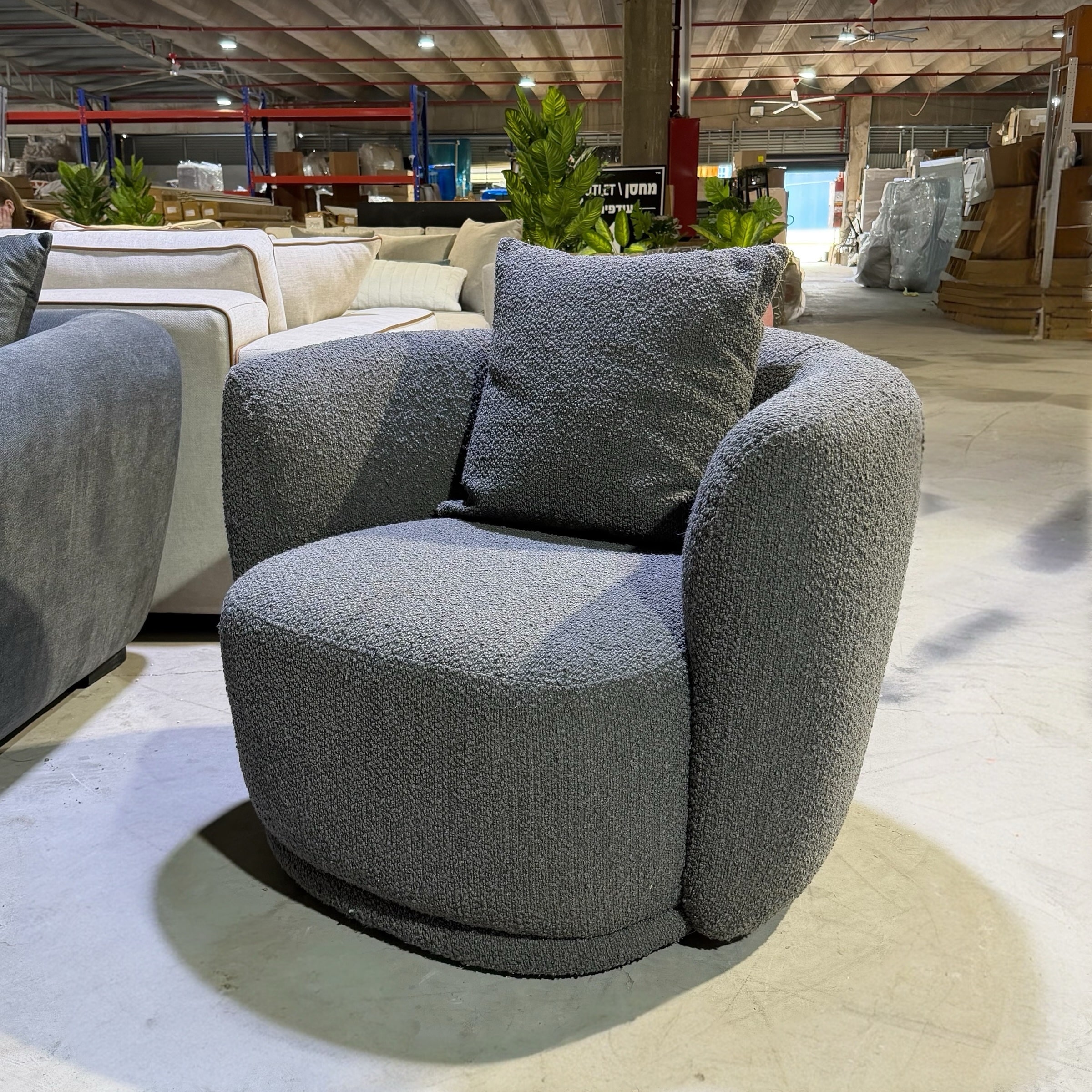 כורסא מעוצבת דגם פו בד בוקלה אפור - חיסול עודפים!