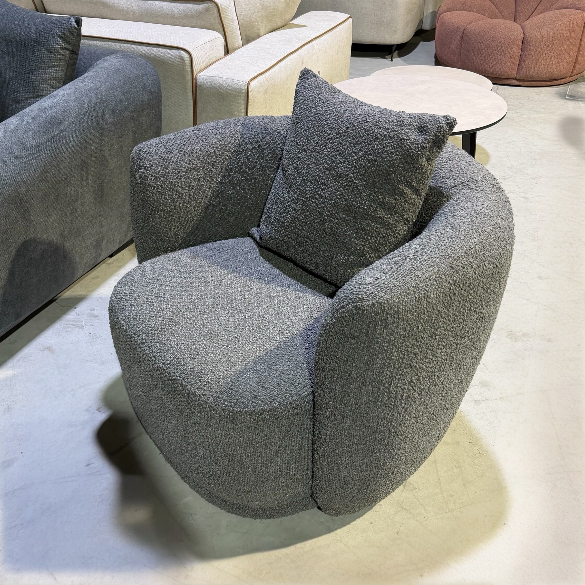 כורסא מעוצבת דגם פו בד בוקלה אפור - חיסול עודפים!