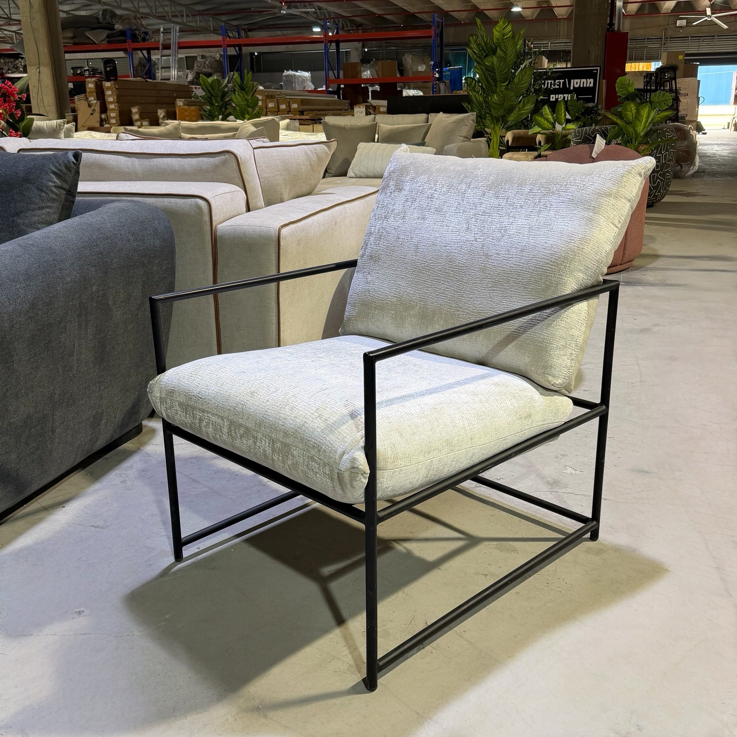 כורסא מעוצבת דגם אנגוס בד שמנת פנינה רגל מתכת שחורה - עודפים!