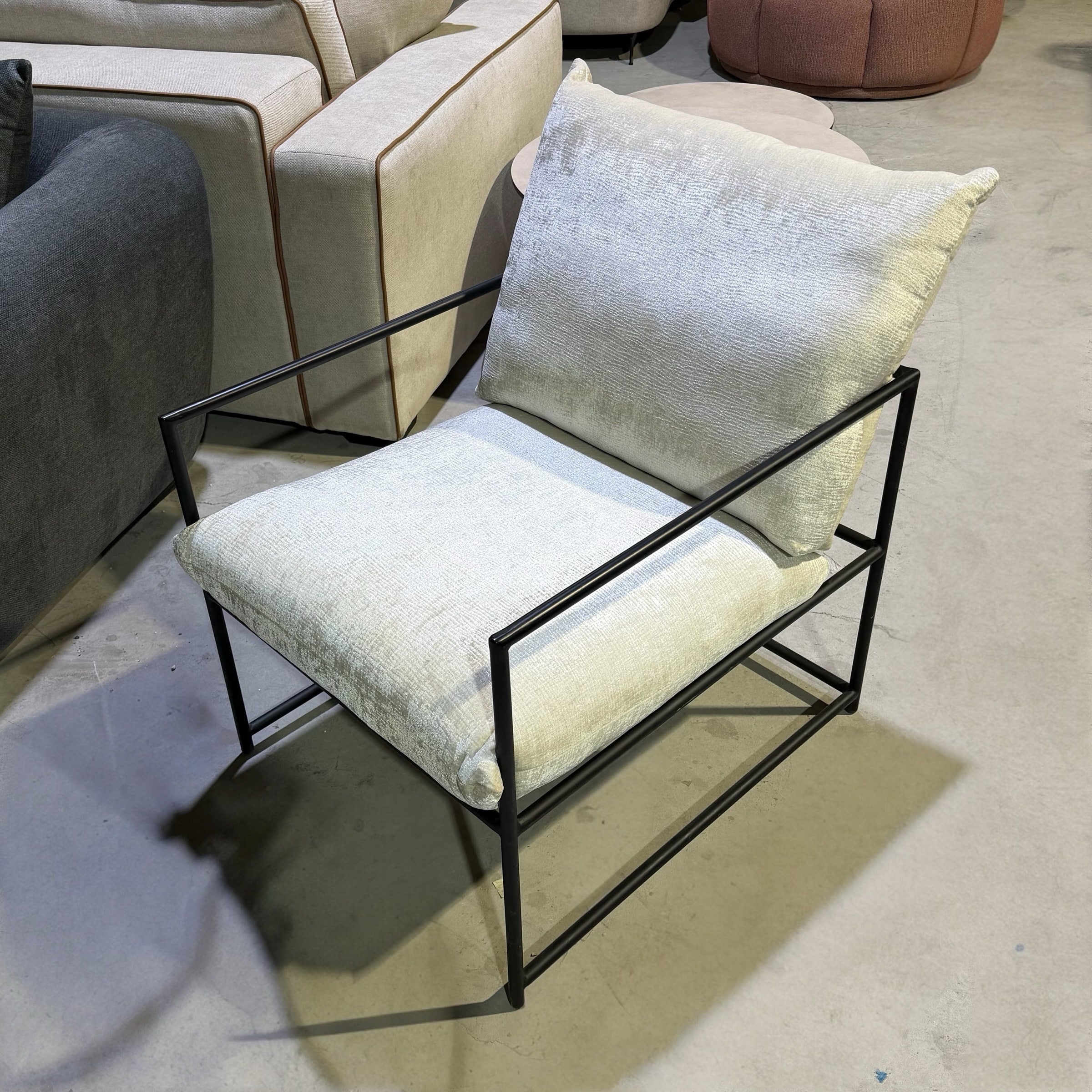 כורסא מעוצבת דגם אנגוס בד שמנת פנינה רגל מתכת שחורה - עודפים!