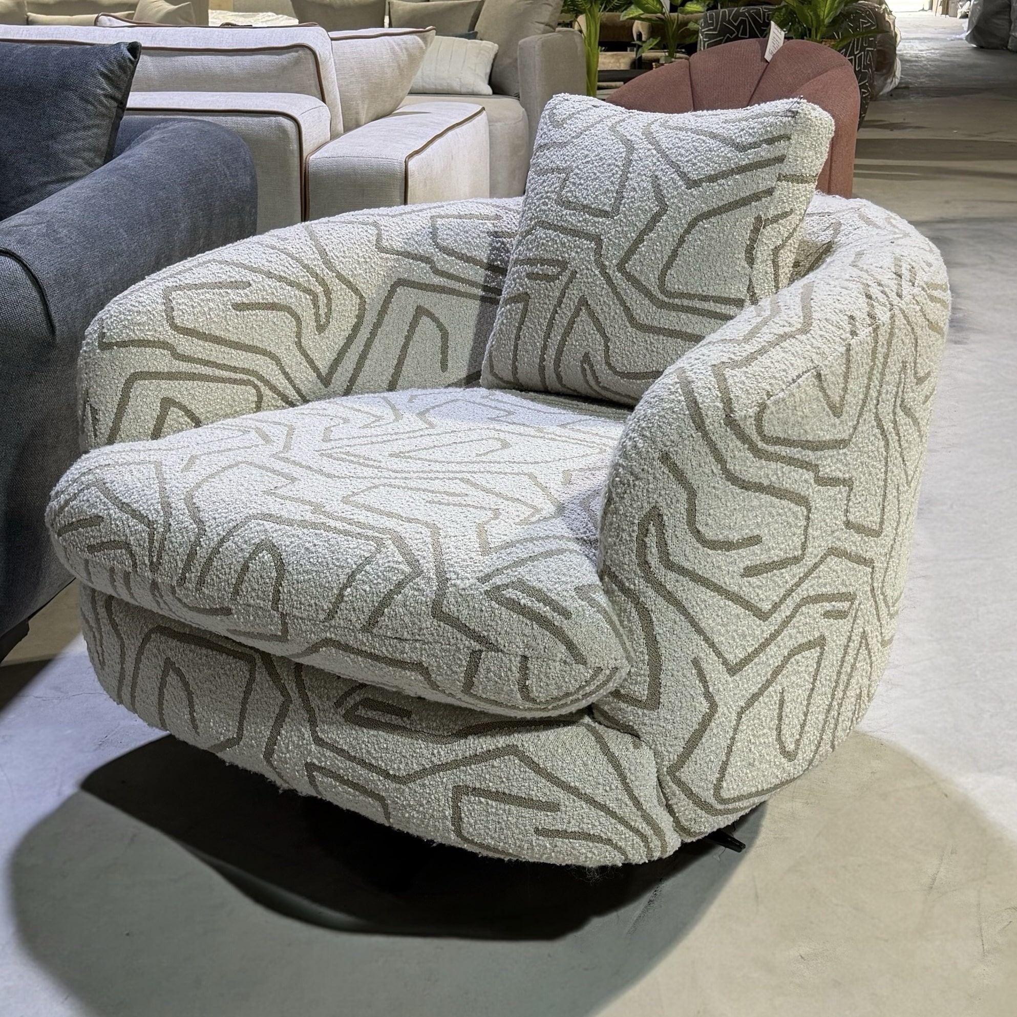 כורסא מעוצבת מסתובבת דגם פופה לבן נגיעות חום - חיסול עודפים!!