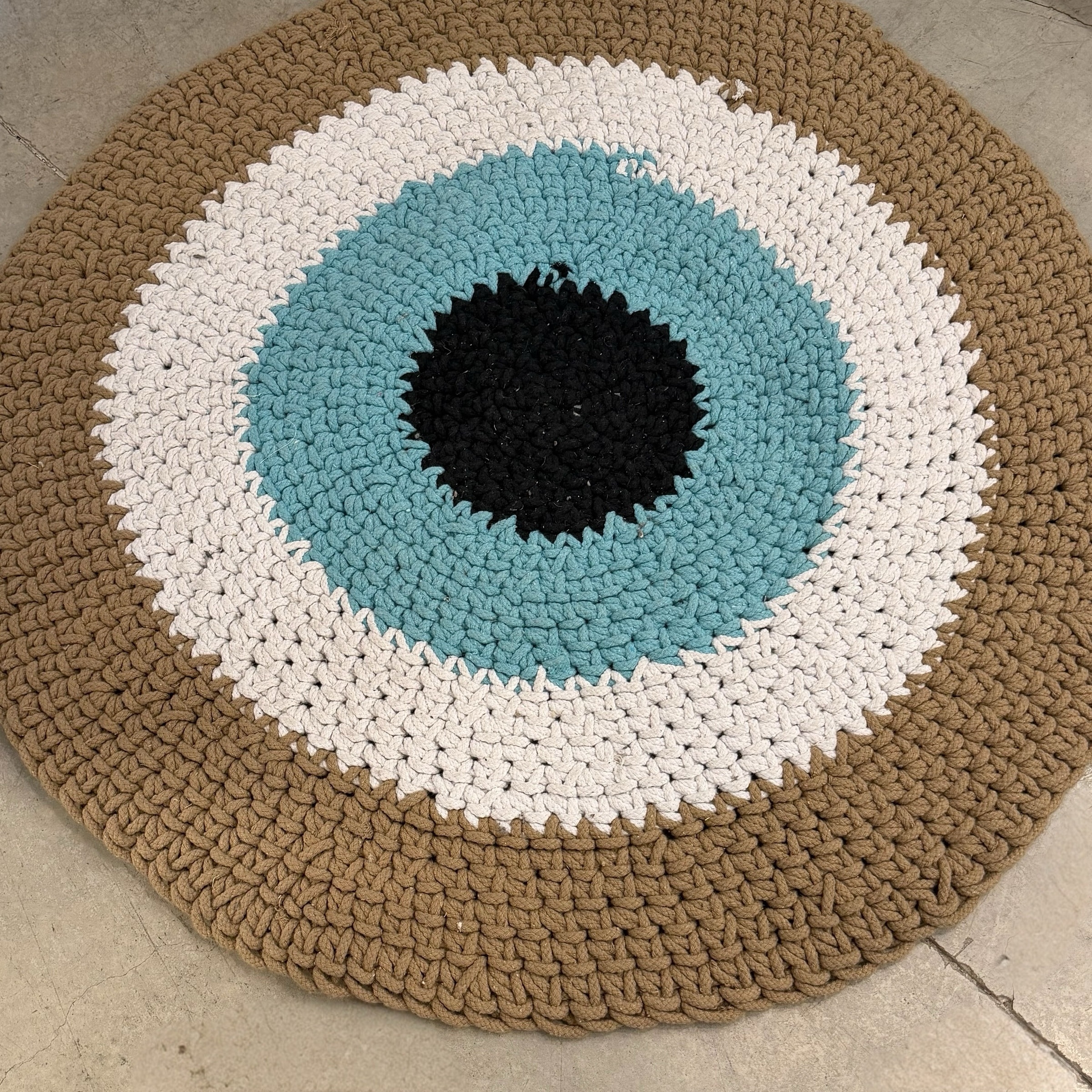 שטיח מעוצב דגם עין - חיסול!