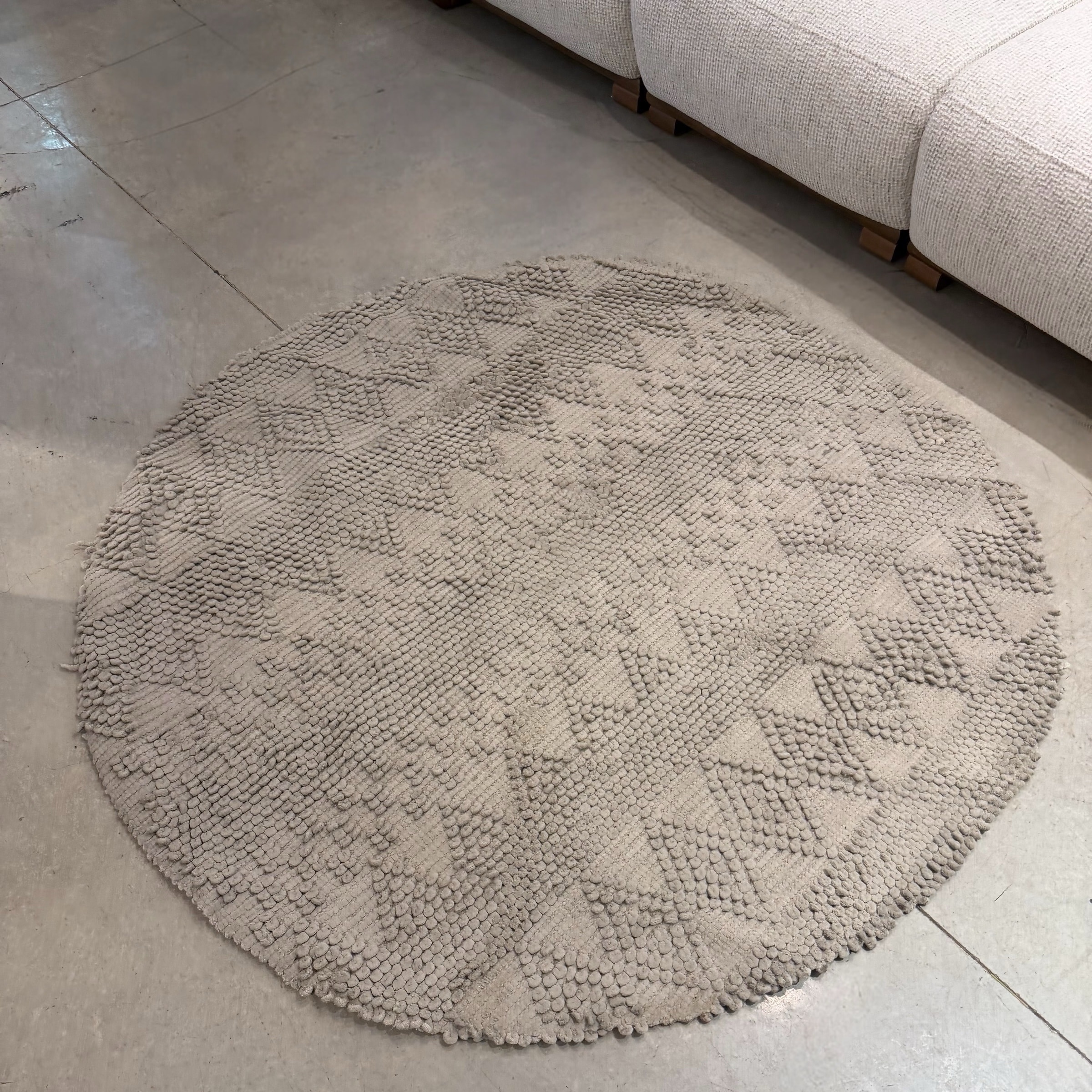 שטיח מעוצב קוטר 160 דגם שחר - חיסול ! שטיח מעוצב קוטר 160 דגם שחר - חיסול !