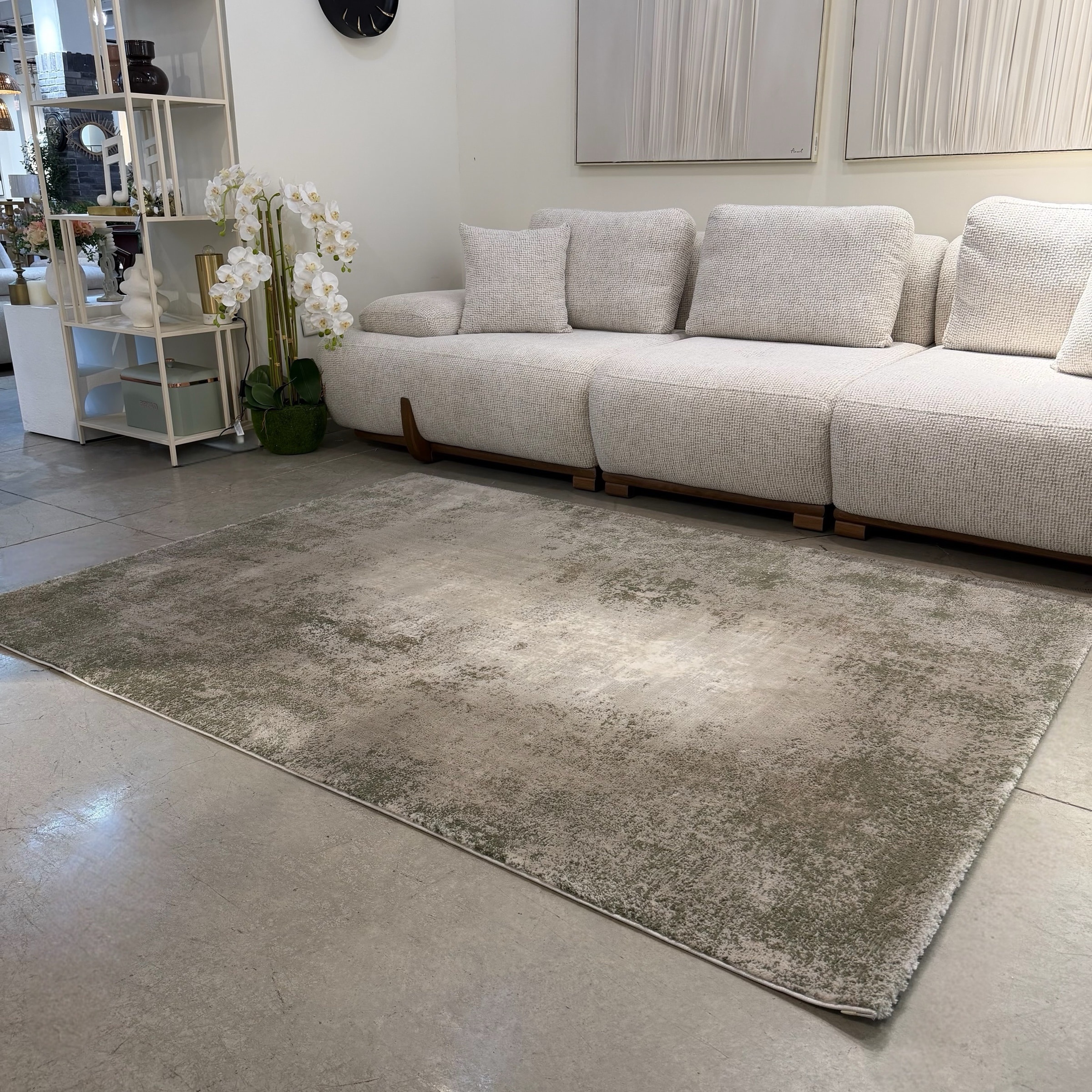 שטיח מעונן בגוון קרם ירוק דגם אורטל שטיח מעונן בגוון קרם ירוק דגם אורטל