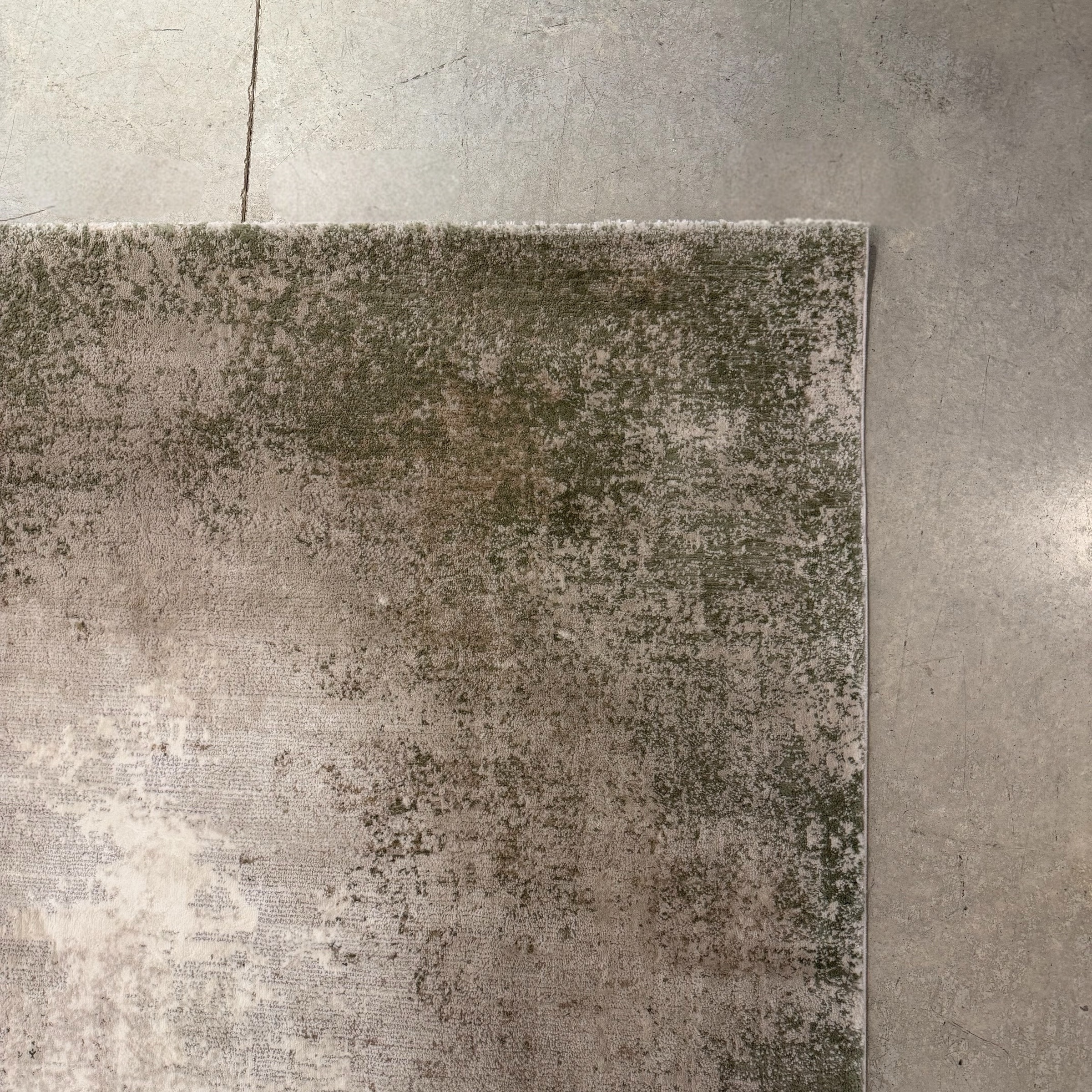 שטיח מעונן בגוון קרם ירוק דגם אורטל שטיח מעונן בגוון קרם ירוק דגם אורטל