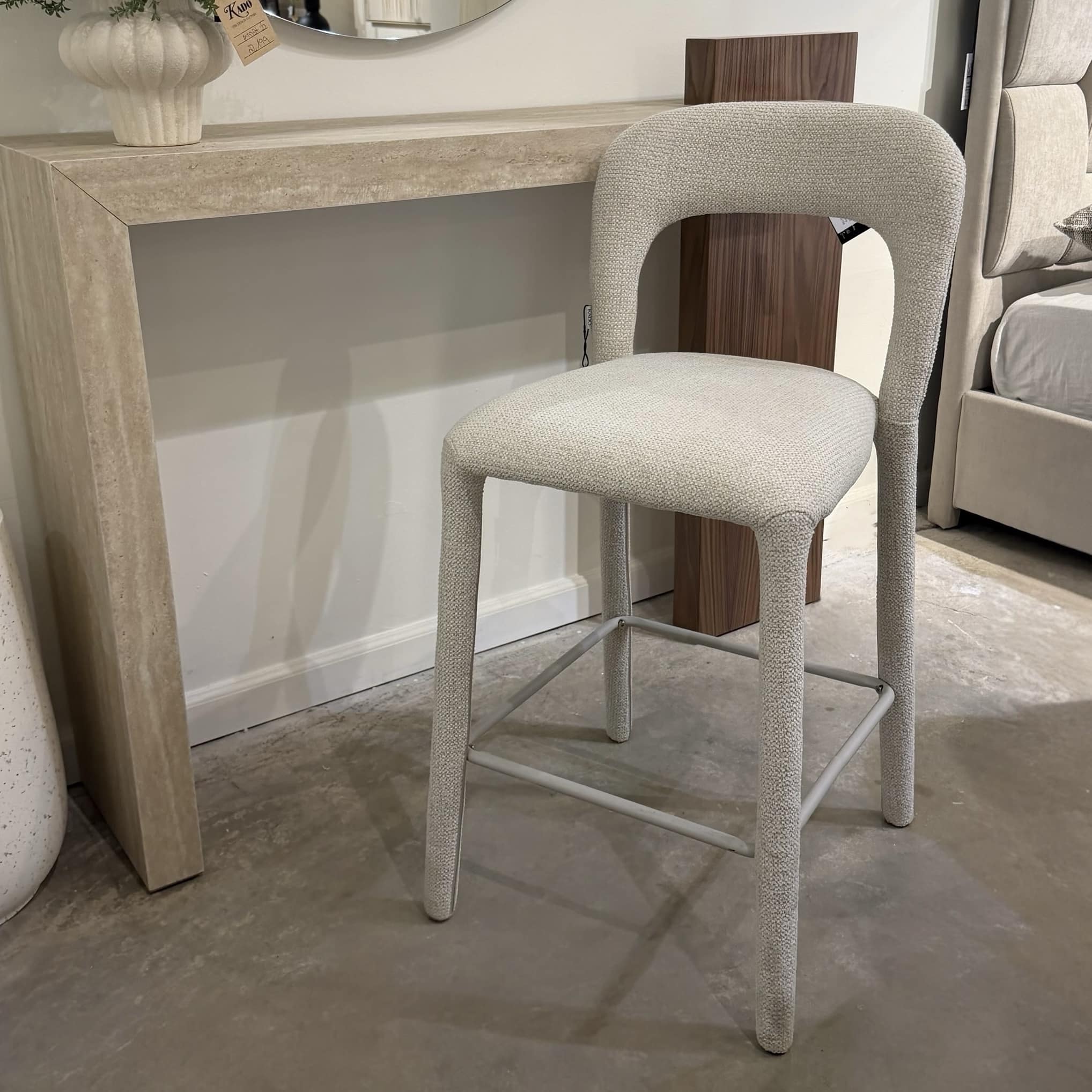 כסא בר מעוצב מרופד באריג שמנת ״מניפיק״ דגם ריטה