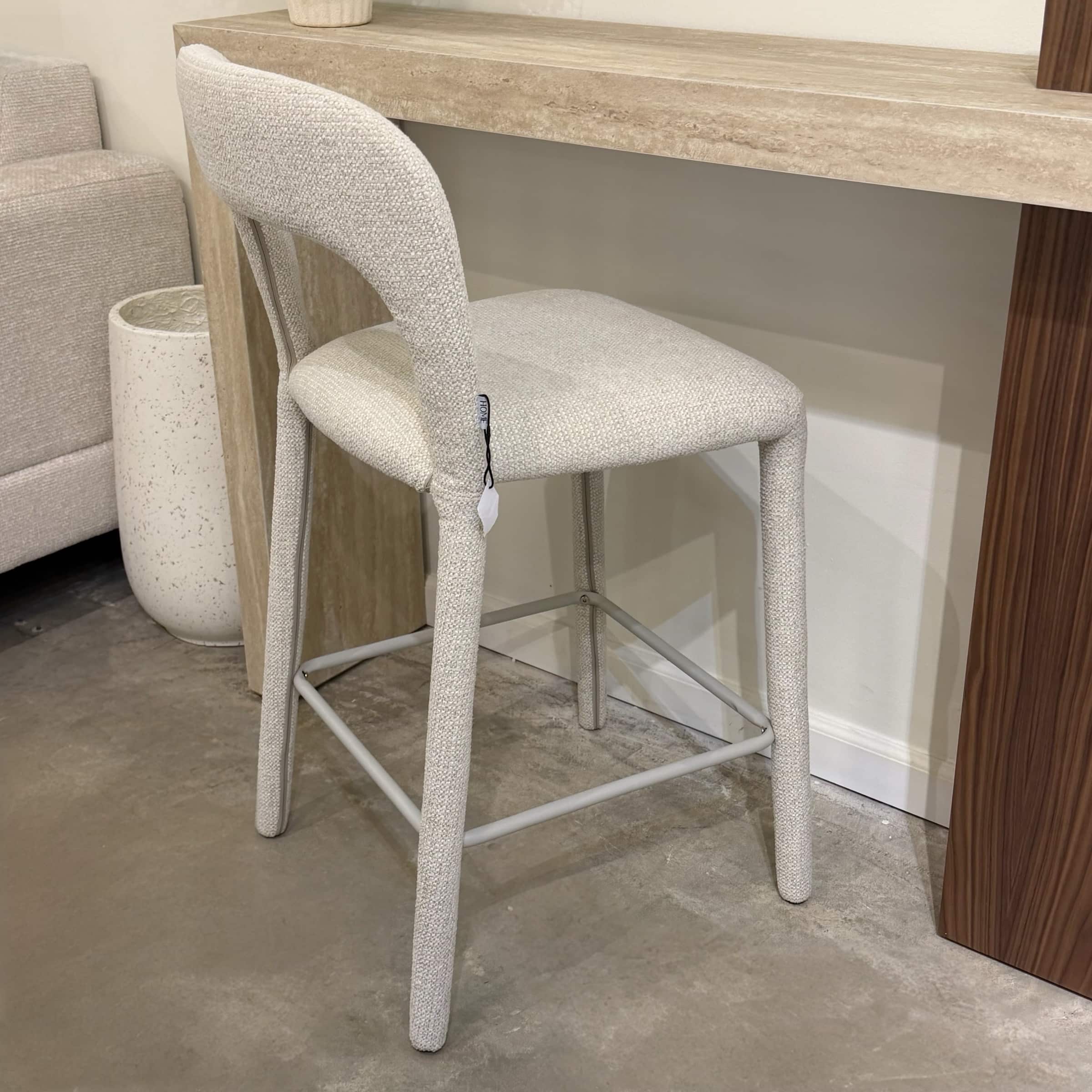 כסא בר מעוצב מרופד באריג שמנת ״מניפיק״ דגם ריטה