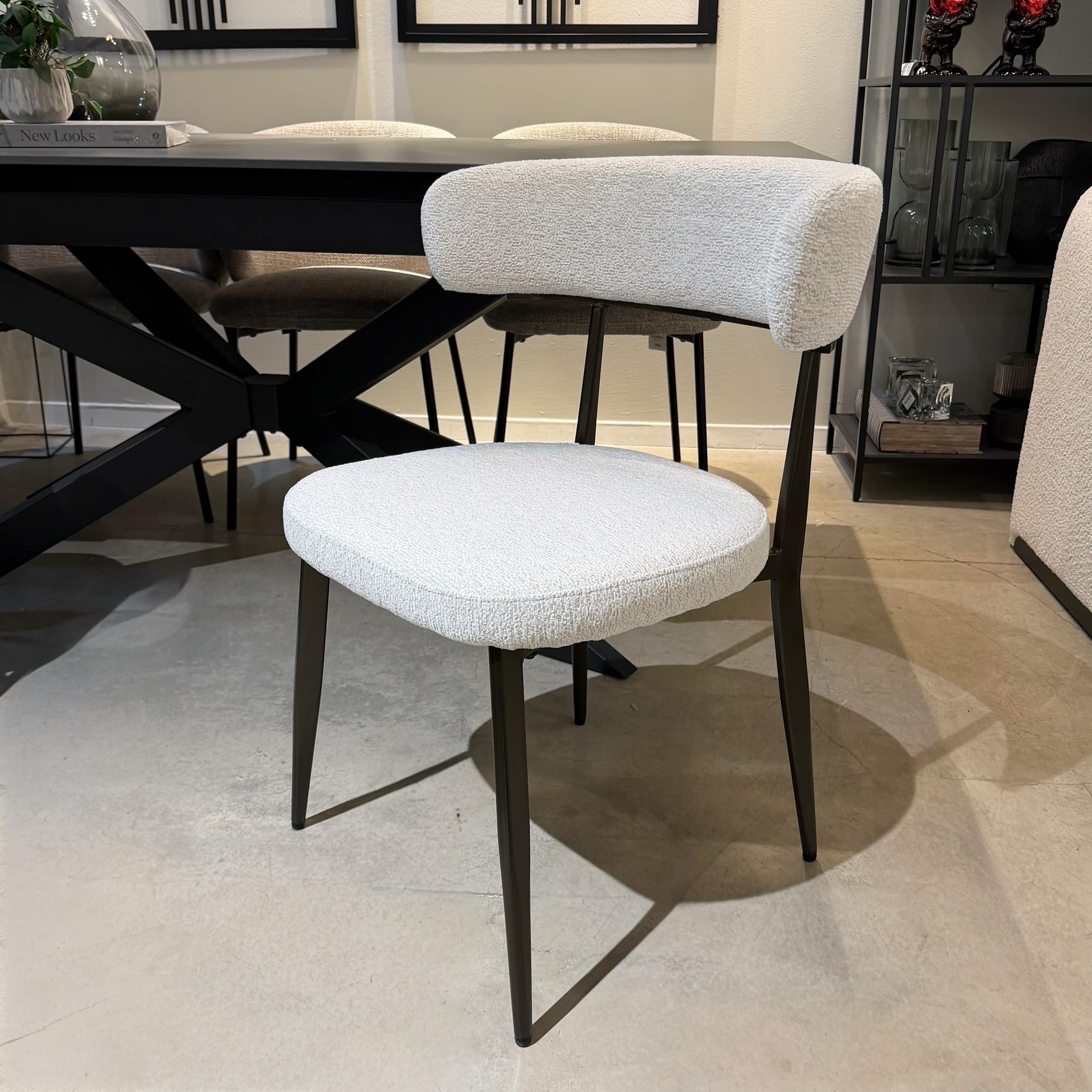 כיסא מעוצב מוניק אריג שמנת דגם ריטה כיסא מעוצב מוניק אריג שמנת דגם ריטה