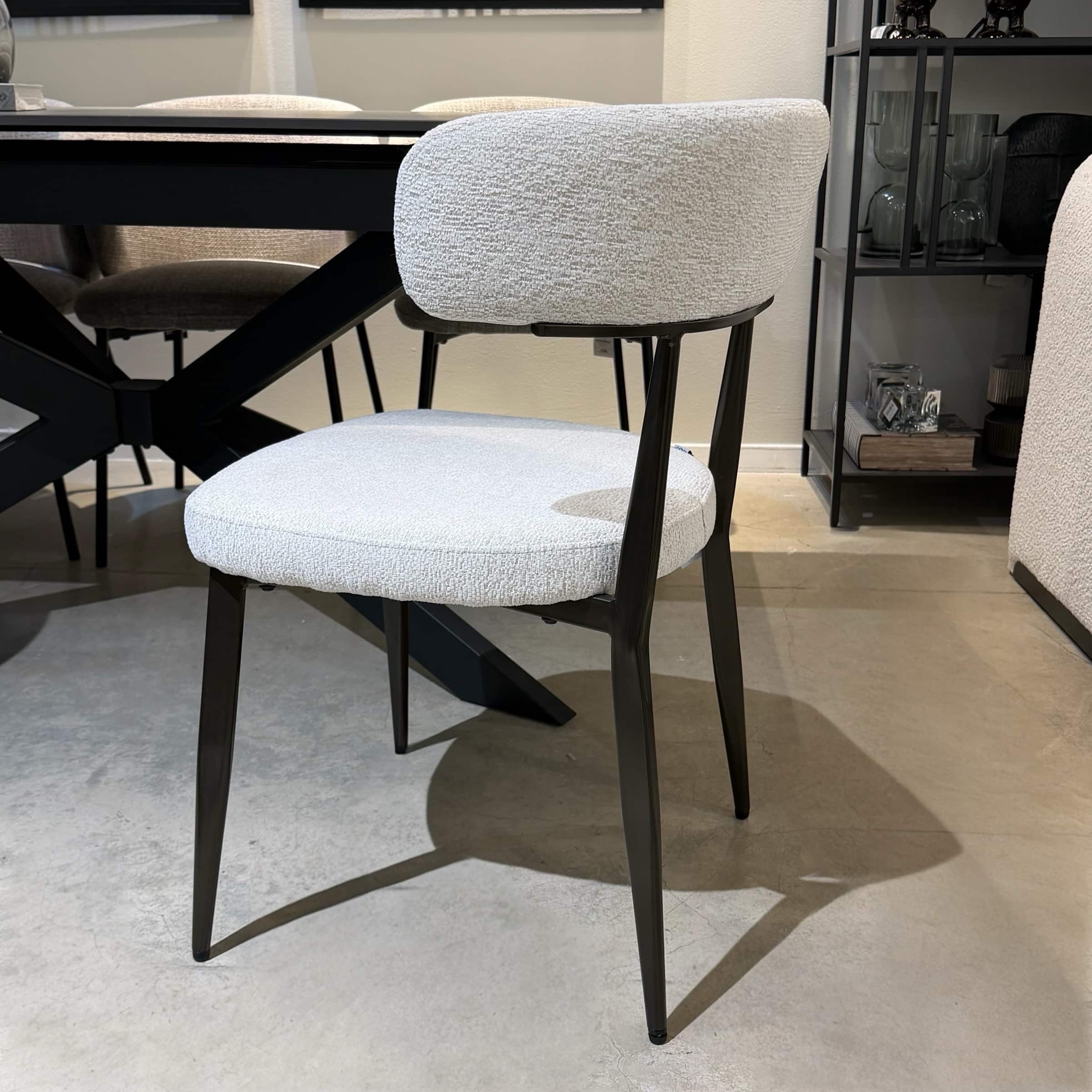 כיסא מעוצב מוניק אריג שמנת דגם ריטה כיסא מעוצב מוניק אריג שמנת דגם ריטה