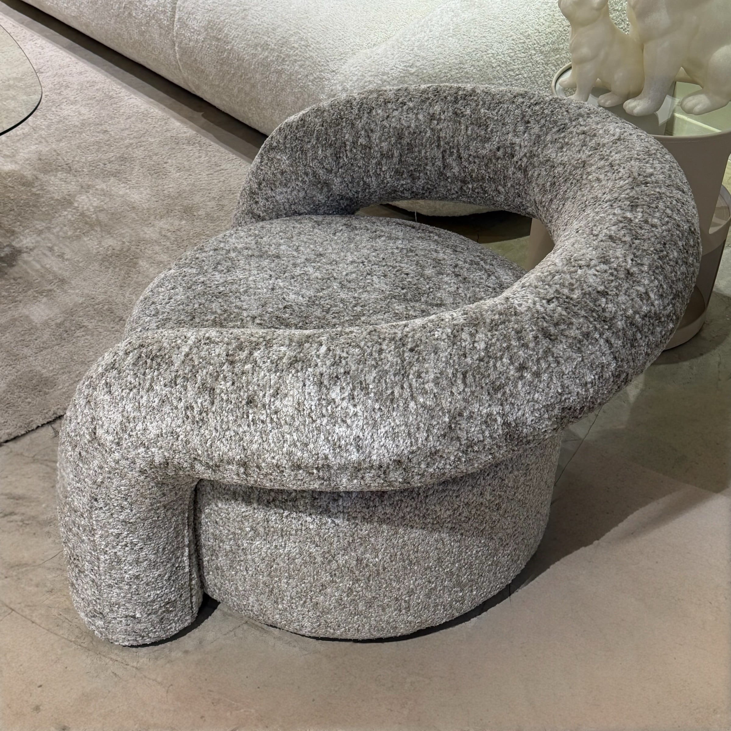 כורסא מודרנית גרנט בד פלאפי גרז חם דגם ראונדי כורסא מודרנית גרנט בד פלאפי גרז חם דגם ראונדי