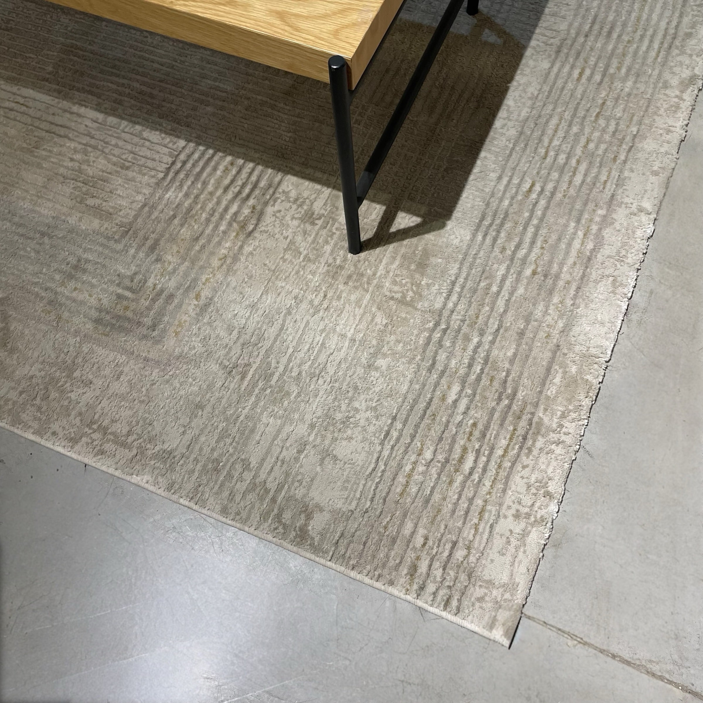 שטיח מעוצב פסים אפור קרם מלבנים דגם אודסה