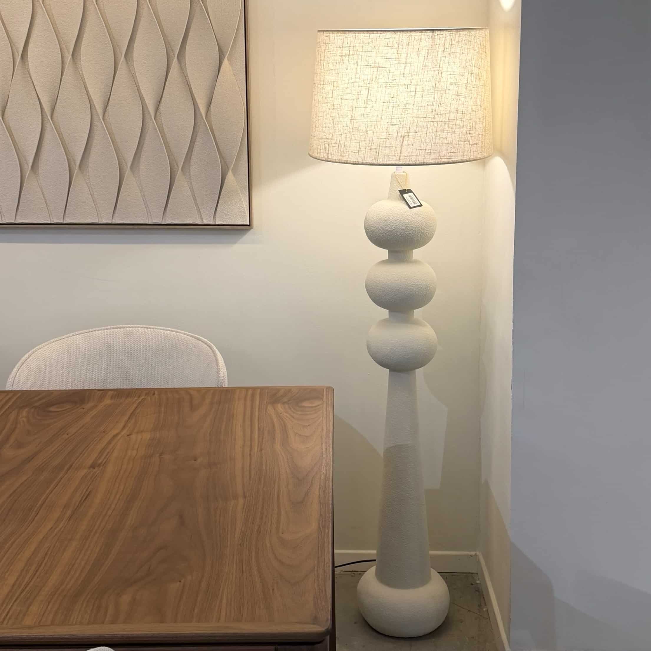 מנורת רצפה 3 כדורים בסיס עגול לבן שבור 1.6מ׳ דגם סופיה מנורת רצפה 3 כדורים בסיס עגול לבן שבור 1.6מ׳ דגם סופיה