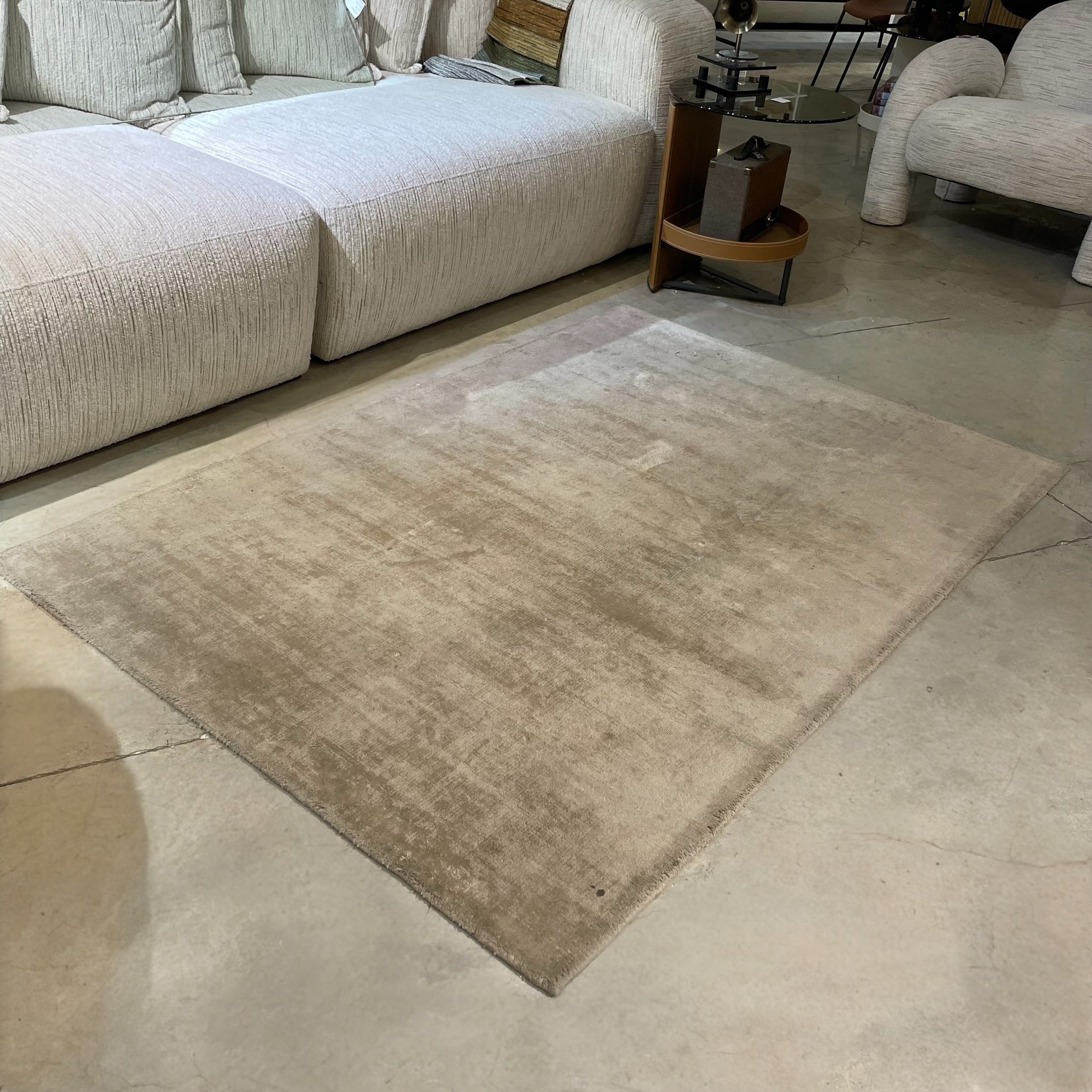 שטיח מעוצב בגוון בז 120/180 דגם שאקירה - חיסול מתצוגה ! שטיח מעוצב בגוון בז 120/180 דגם שאקירה - חיסול מתצוגה !