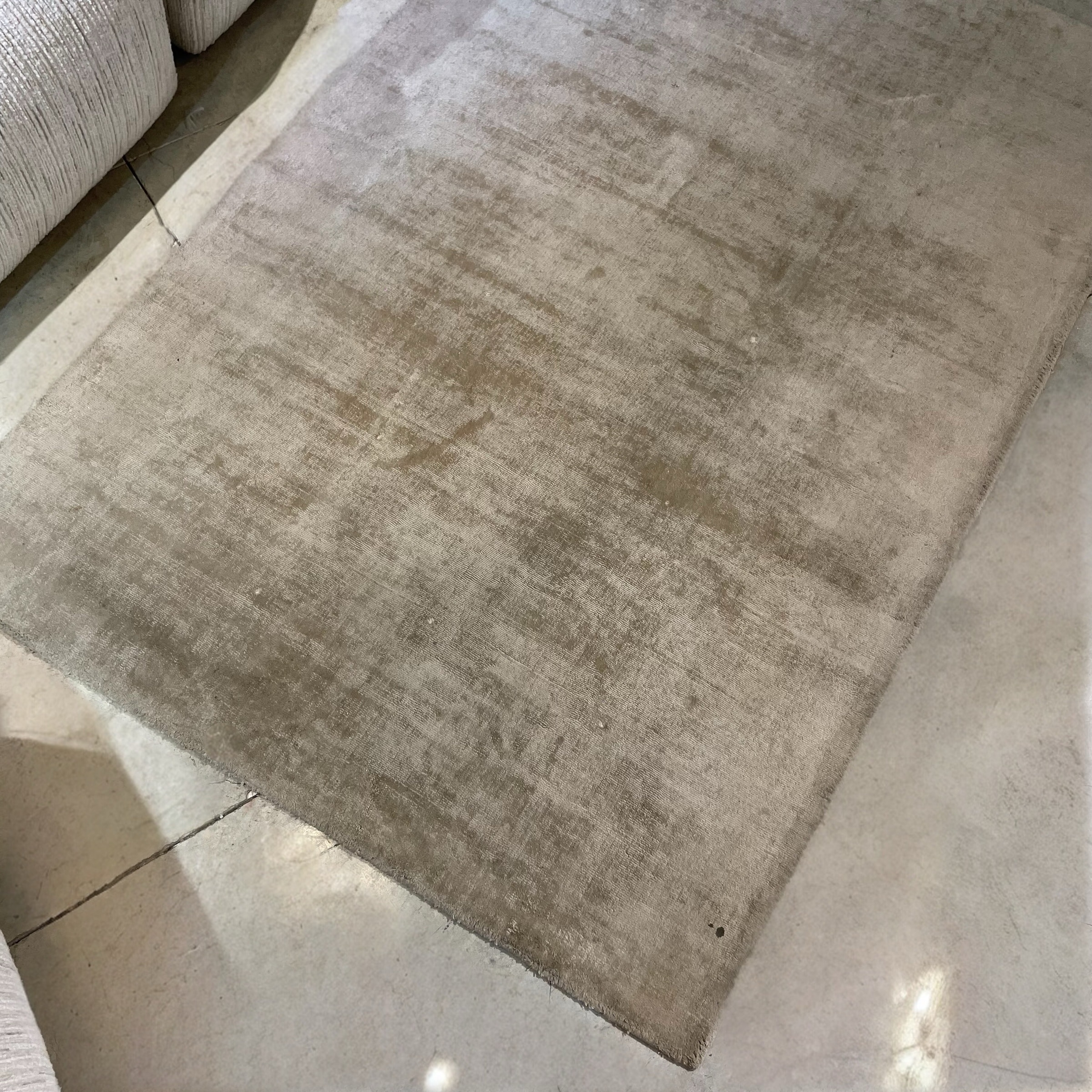 שטיח מעוצב בגוון בז 120/180 דגם שאקירה - חיסול מתצוגה ! שטיח מעוצב בגוון בז 120/180 דגם שאקירה - חיסול מתצוגה !