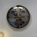 שעון יוקרתי מסגרת זהב רקע מוברש מנגנונים זהב קוטר 60 ס״מ דגם סופיה