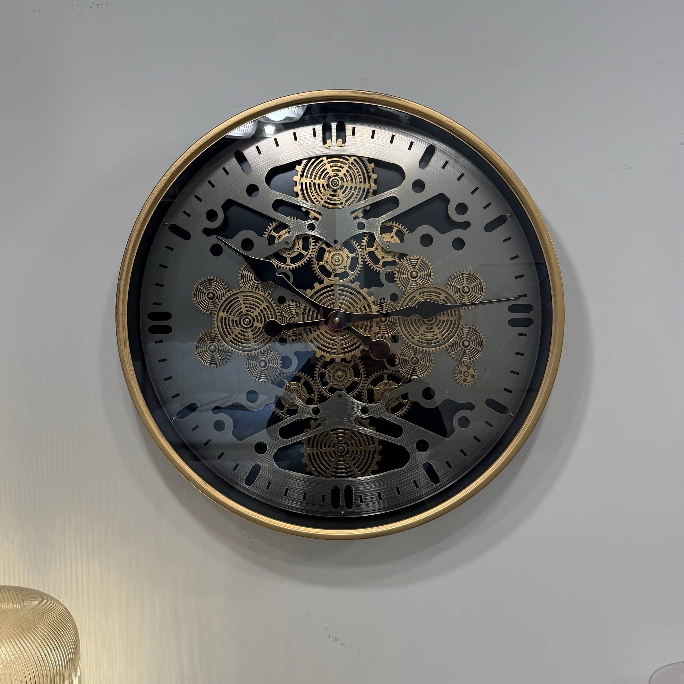 שעון יוקרתי מסגרת זהב רקע מוברש מנגנונים זהב קוטר 60 ס״מ דגם סופיה שעון יוקרתי מסגרת זהב רקע מוברש מנגנונים זהב קוטר 60 ס״מ דגם סופיה