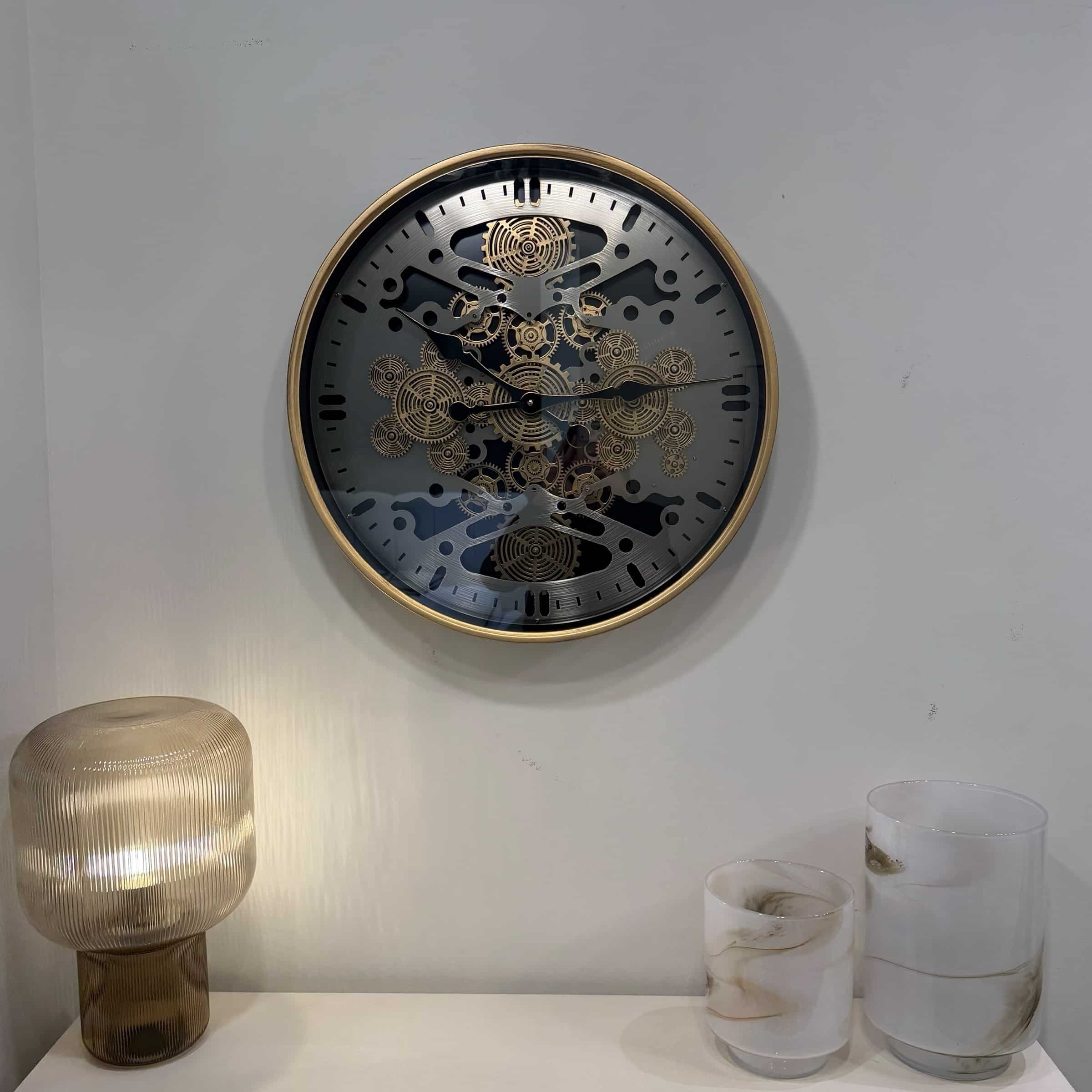 שעון יוקרתי מסגרת זהב רקע מוברש מנגנונים זהב קוטר 60 ס״מ דגם סופיה שעון יוקרתי מסגרת זהב רקע מוברש מנגנונים זהב קוטר 60 ס״מ דגם סופיה