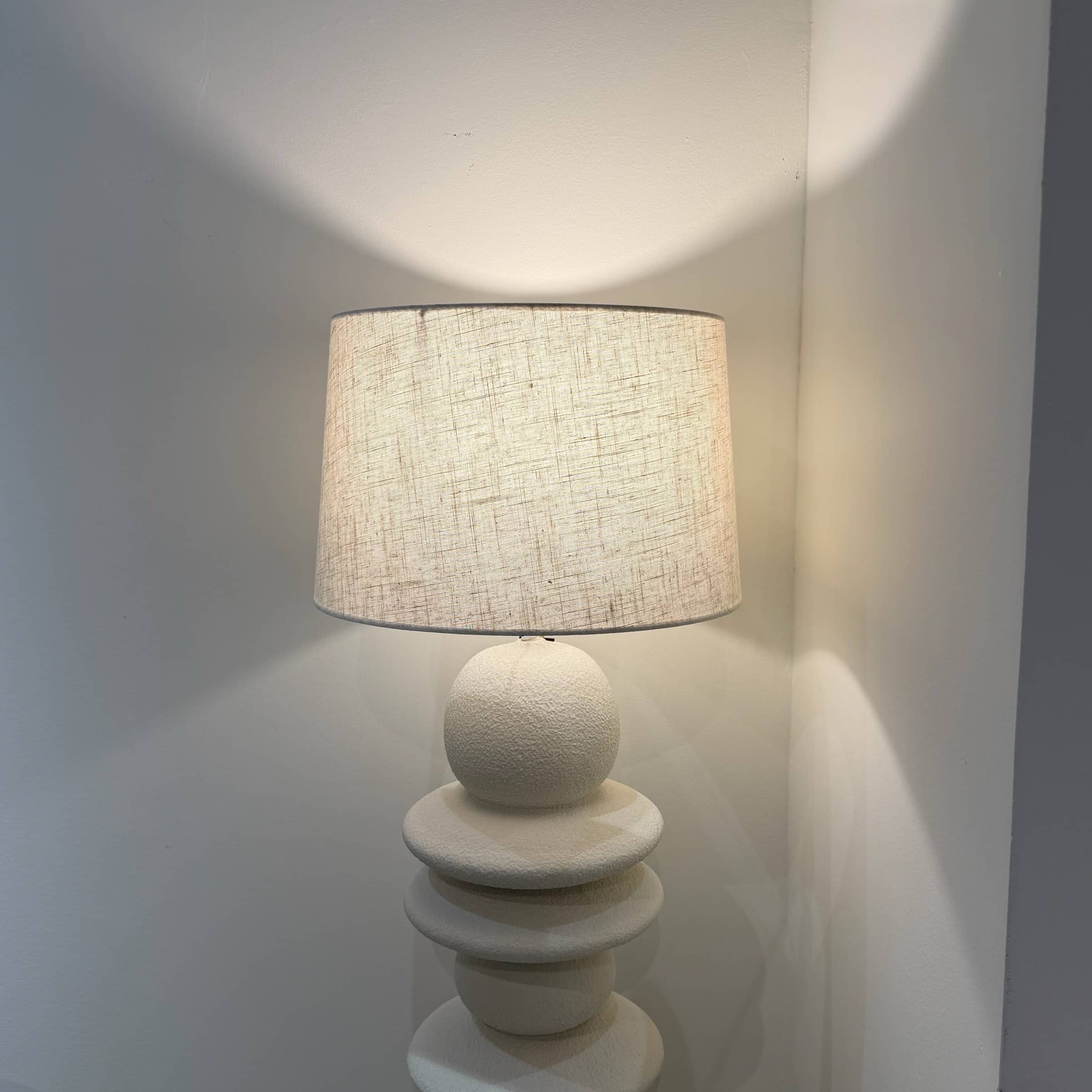 מנורת רצפה יוקרתית ביילי לבן שבור 1.6מ׳ דגם סופיה מנורת רצפה יוקרתית ביילי לבן שבור 1.6מ׳ דגם סופיה