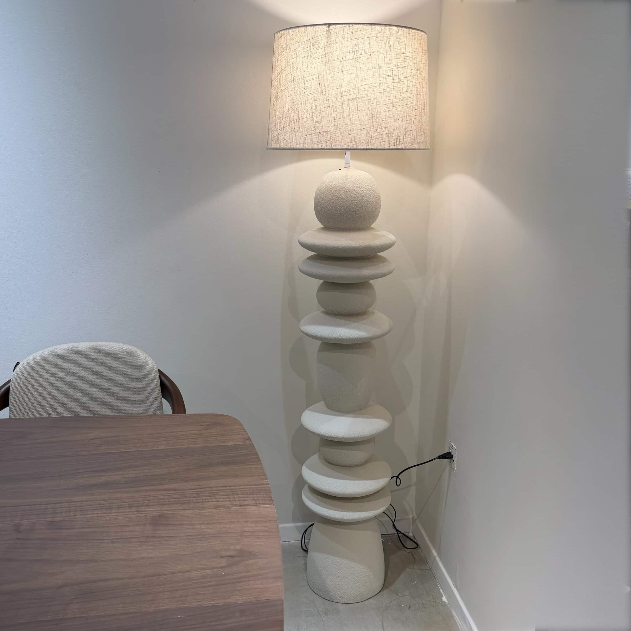 מנורת רצפה יוקרתית ביילי לבן שבור 1.6מ׳ דגם סופיה מנורת רצפה יוקרתית ביילי לבן שבור 1.6מ׳ דגם סופיה