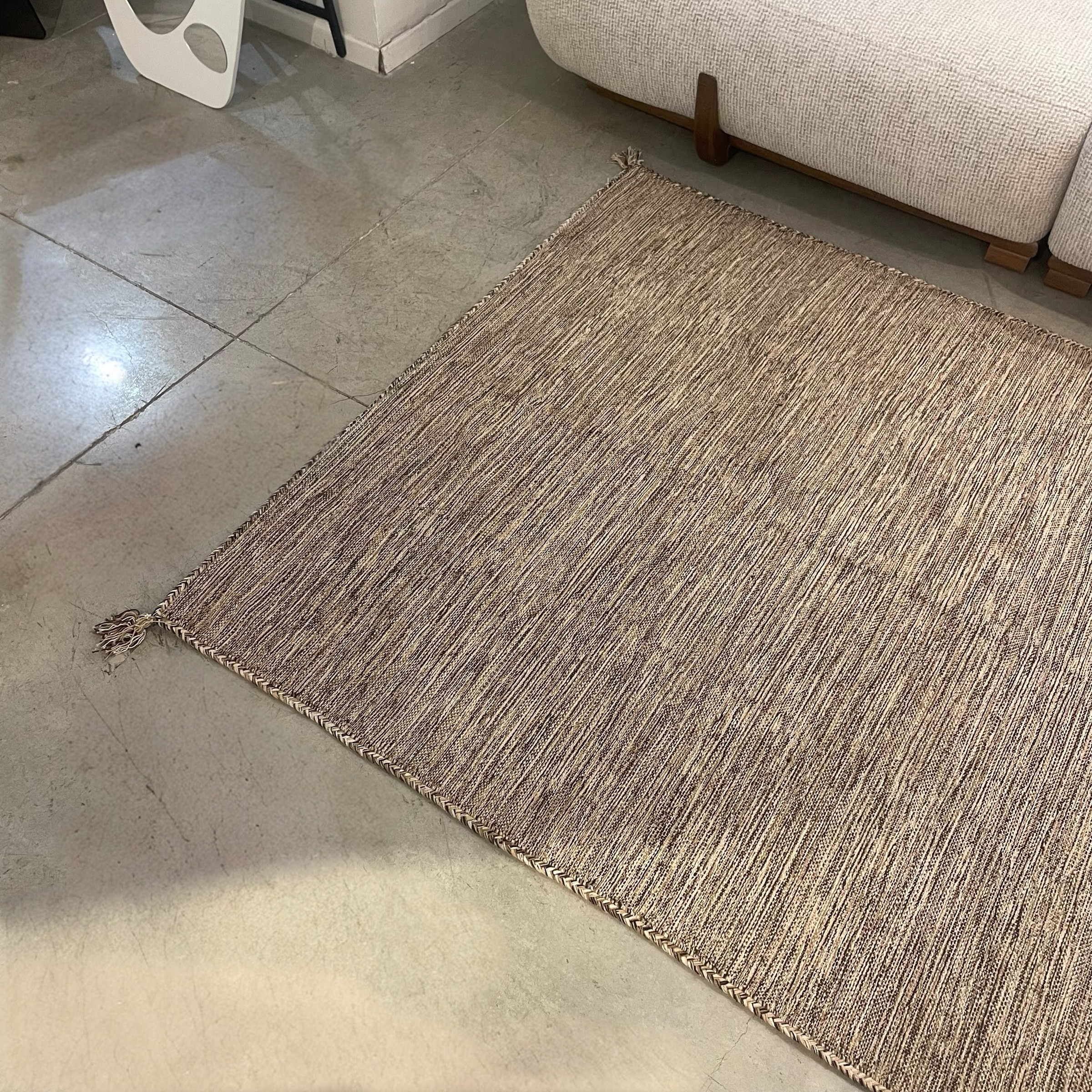 שטיח בוהו כותנה הודי חום בז בעבודת יד 150/220 דגם נובה - חיסול! שטיח בוהו כותנה הודי חום בז בעבודת יד 150/220 דגם נובה - חיסול!