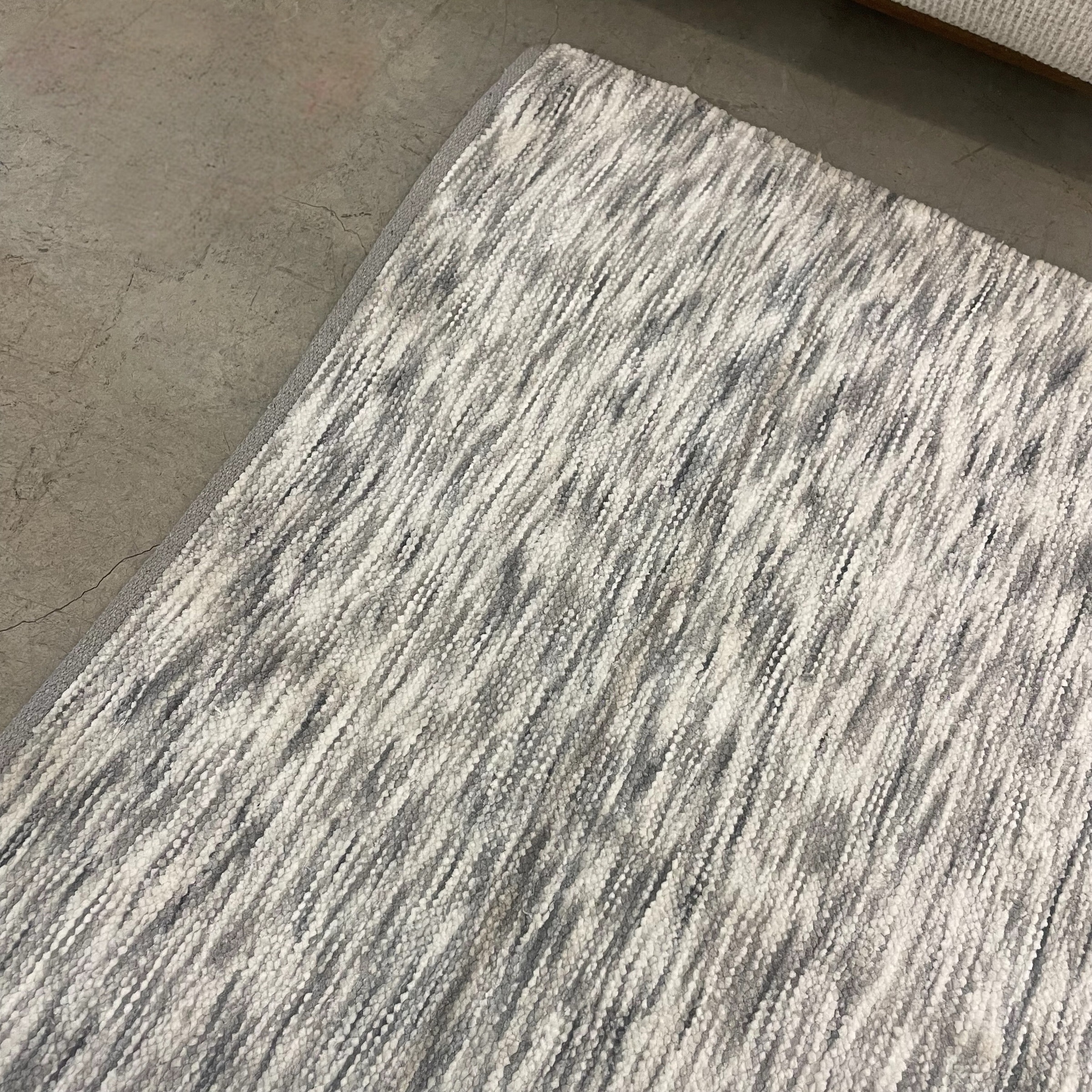 שטיח כותנה לבן אפור בעבודת יד 140/210 דגם סאנה - חיסול!