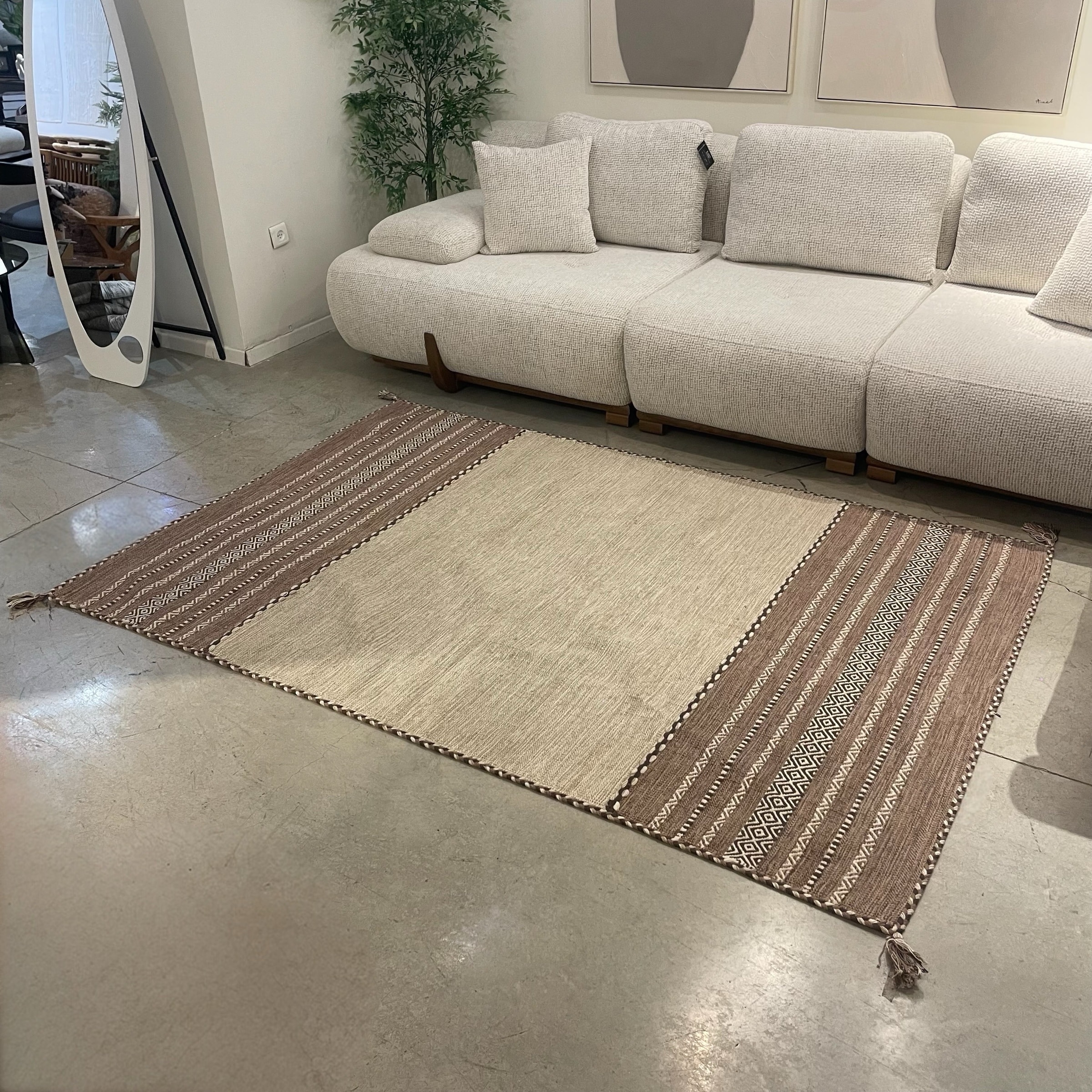 שטיח כותנה הודי בגוון בז׳ עבודת יד 150/220 דגם נוב - חיסול!