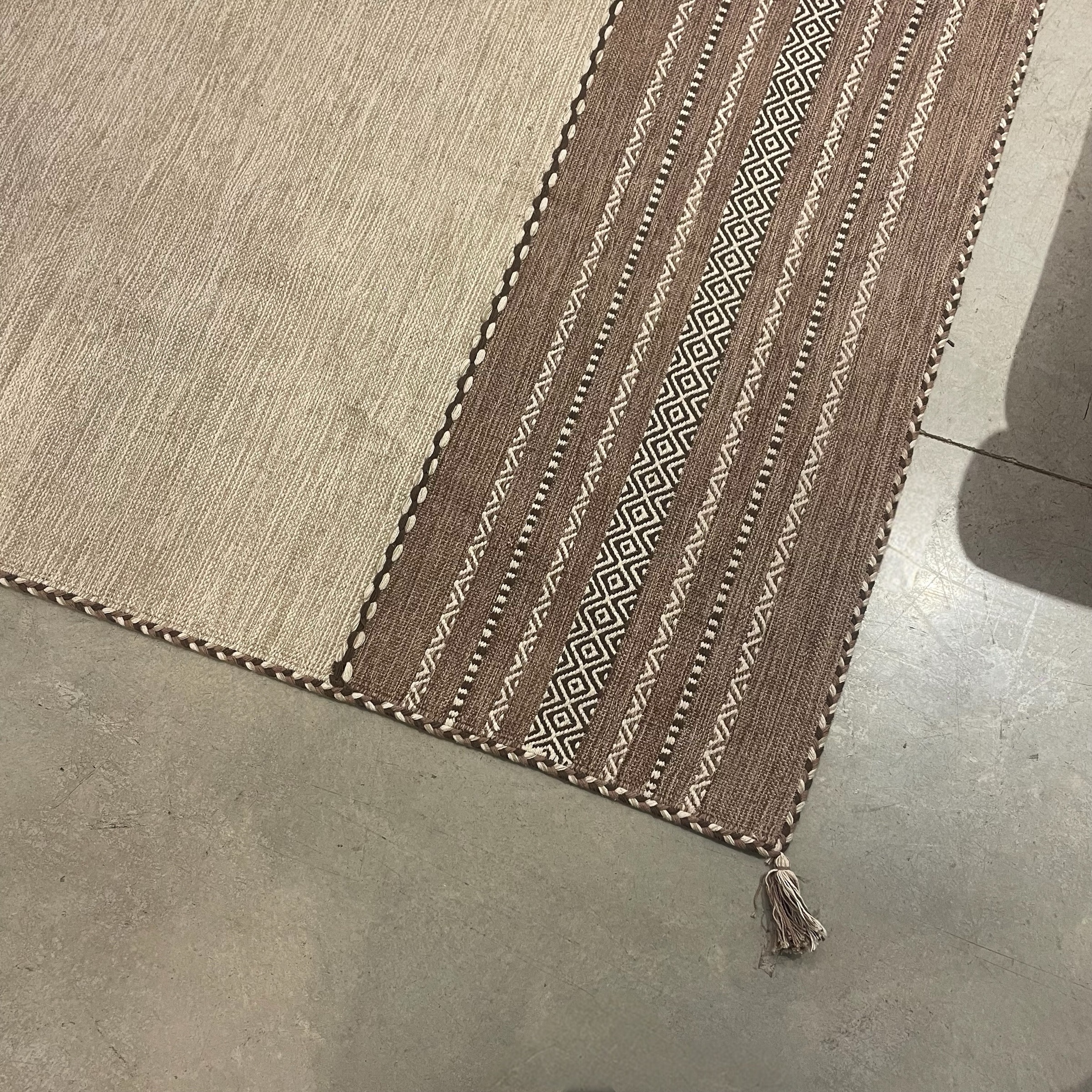 שטיח כותנה הודי בגוון בז׳ עבודת יד 150/220 דגם נוב - חיסול!