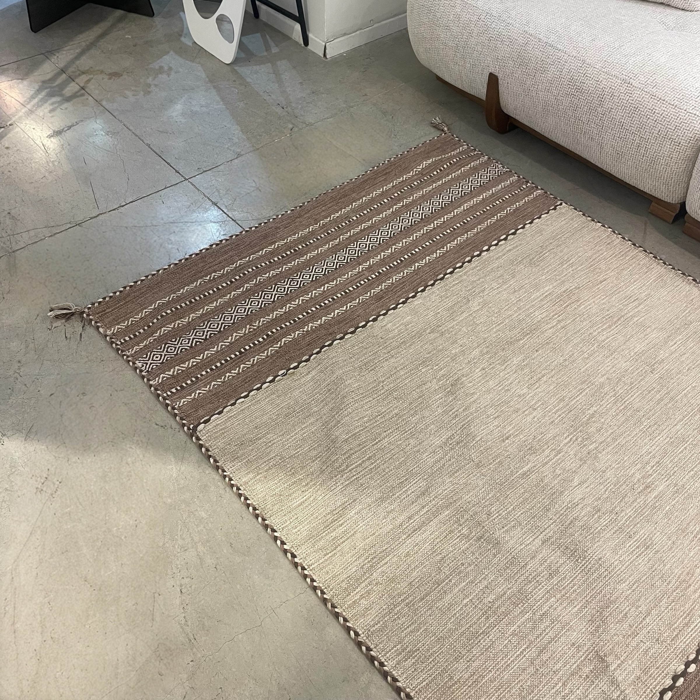 שטיח כותנה הודי בגוון בז׳ עבודת יד 150/220 דגם נוב - חיסול!