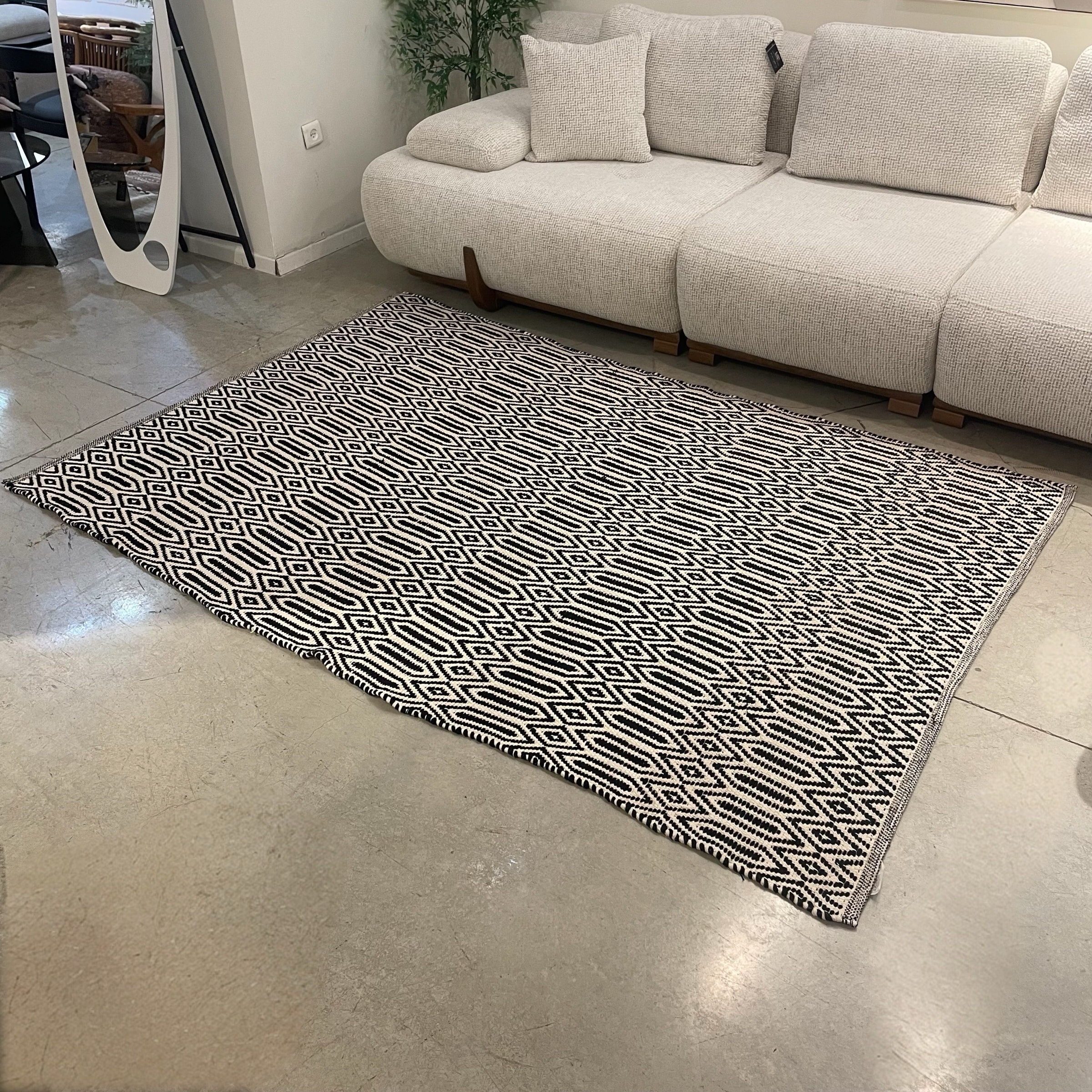 שטיח מעוצב שחור לבן 160/230 דגם סאני - חיסול!