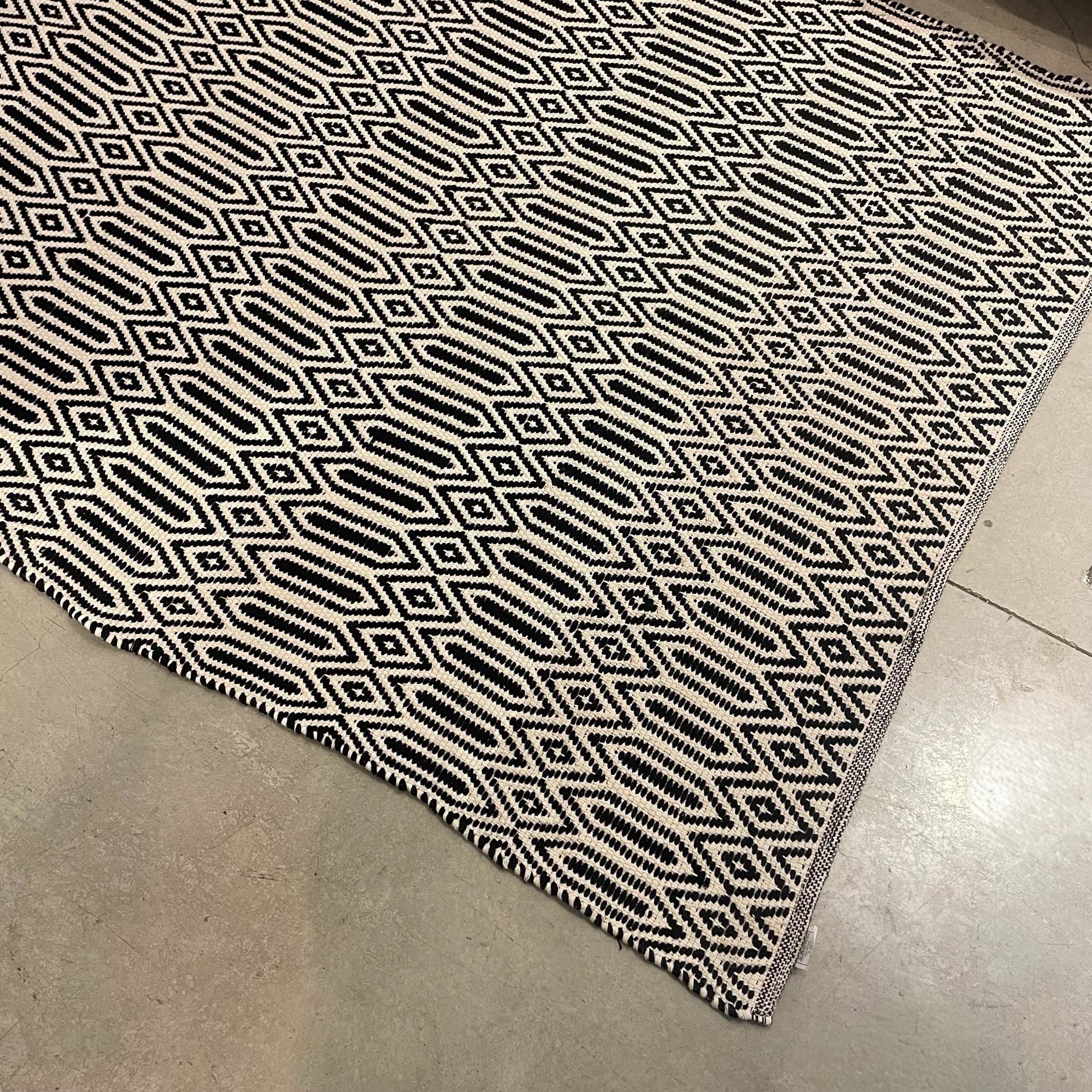 שטיח מעוצב שחור לבן 160/230 דגם סאני - חיסול!