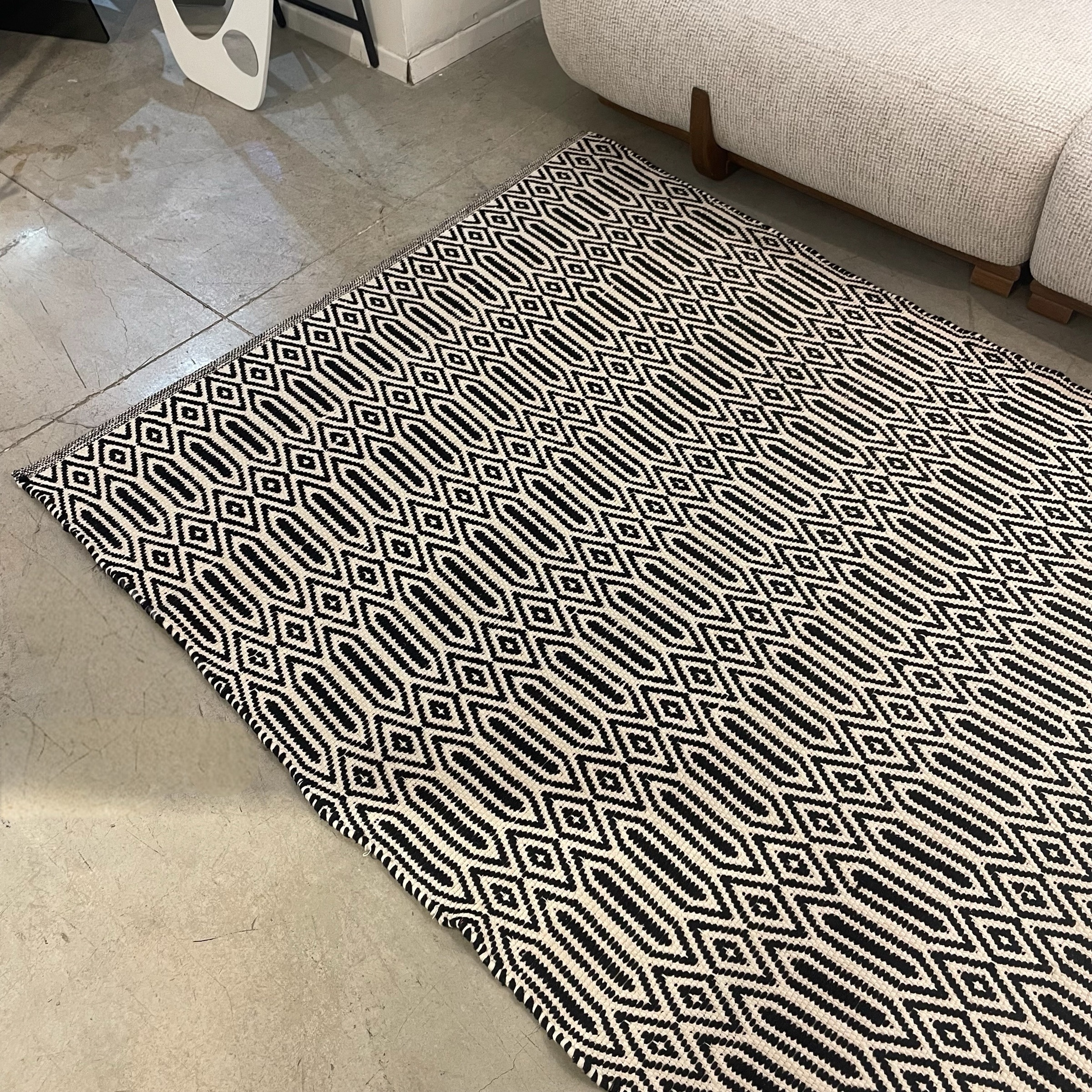 שטיח מעוצב שחור לבן 160/230 דגם סאני - חיסול!