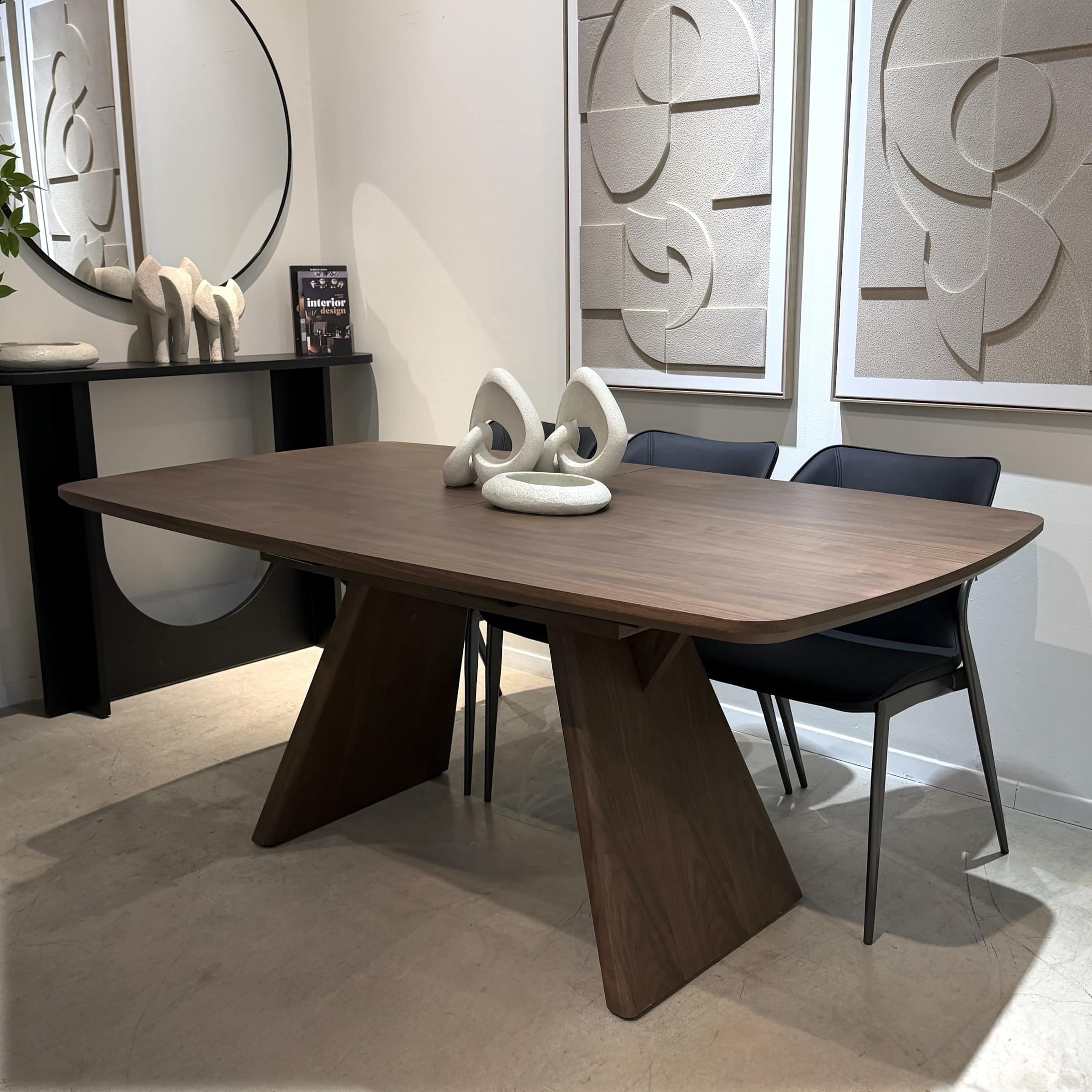 שולחן אוכל יוקרתי בילי נפתח גוון אגוז דגם לוסי